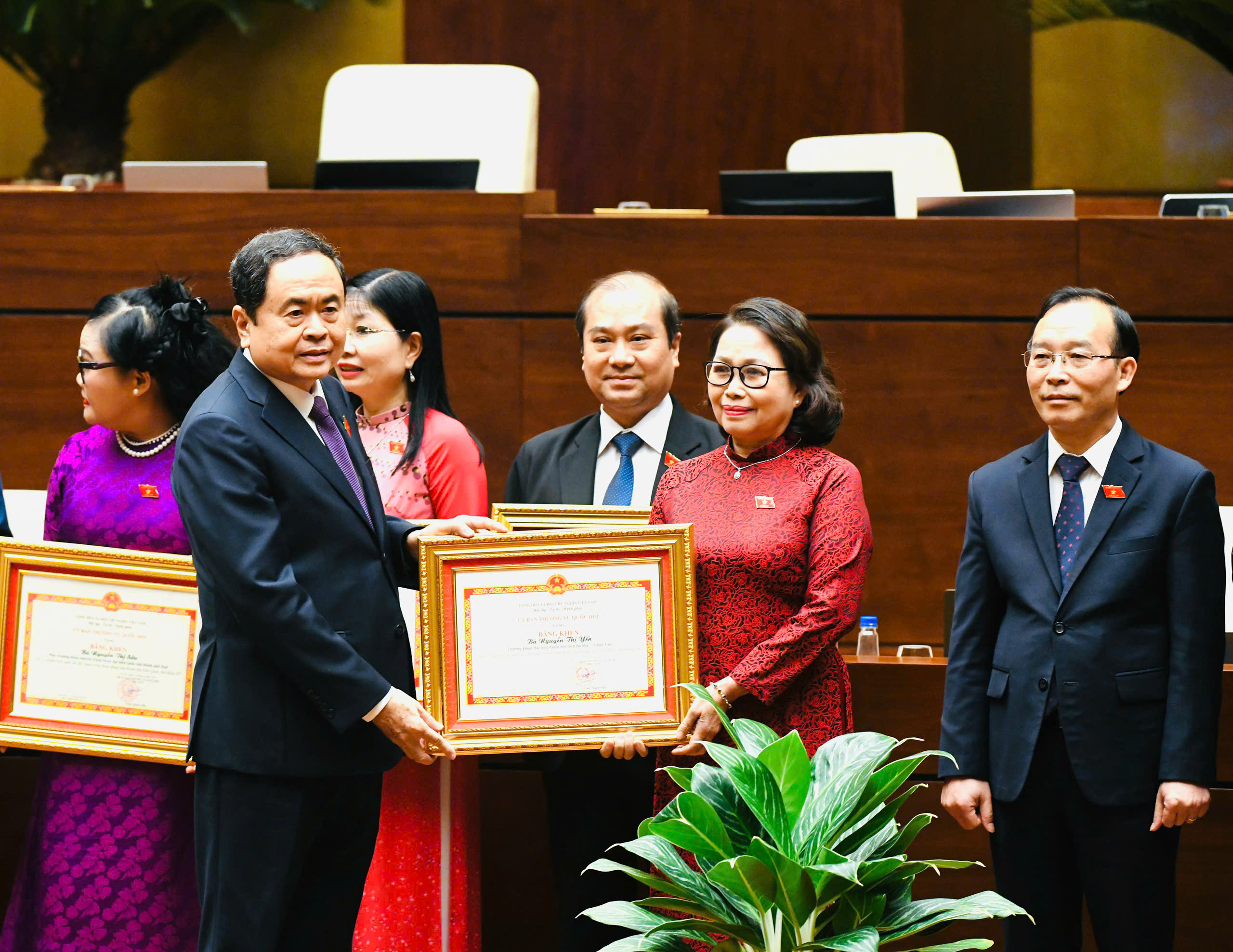Chủ tịch Quốc hội Trần Thanh Mẫn trao Bằng khen cho đại biểu Nguyễn Thị Yến, Phó Bí thư Thường trực Tỉnh ủy, Trưởng Đoàn ĐBQH tỉnh Bà Rịa-Vũng Tàu do đã có thành tích xuất sắc đột xuất trong hoạt động Đoàn ĐBQH khóa XV.