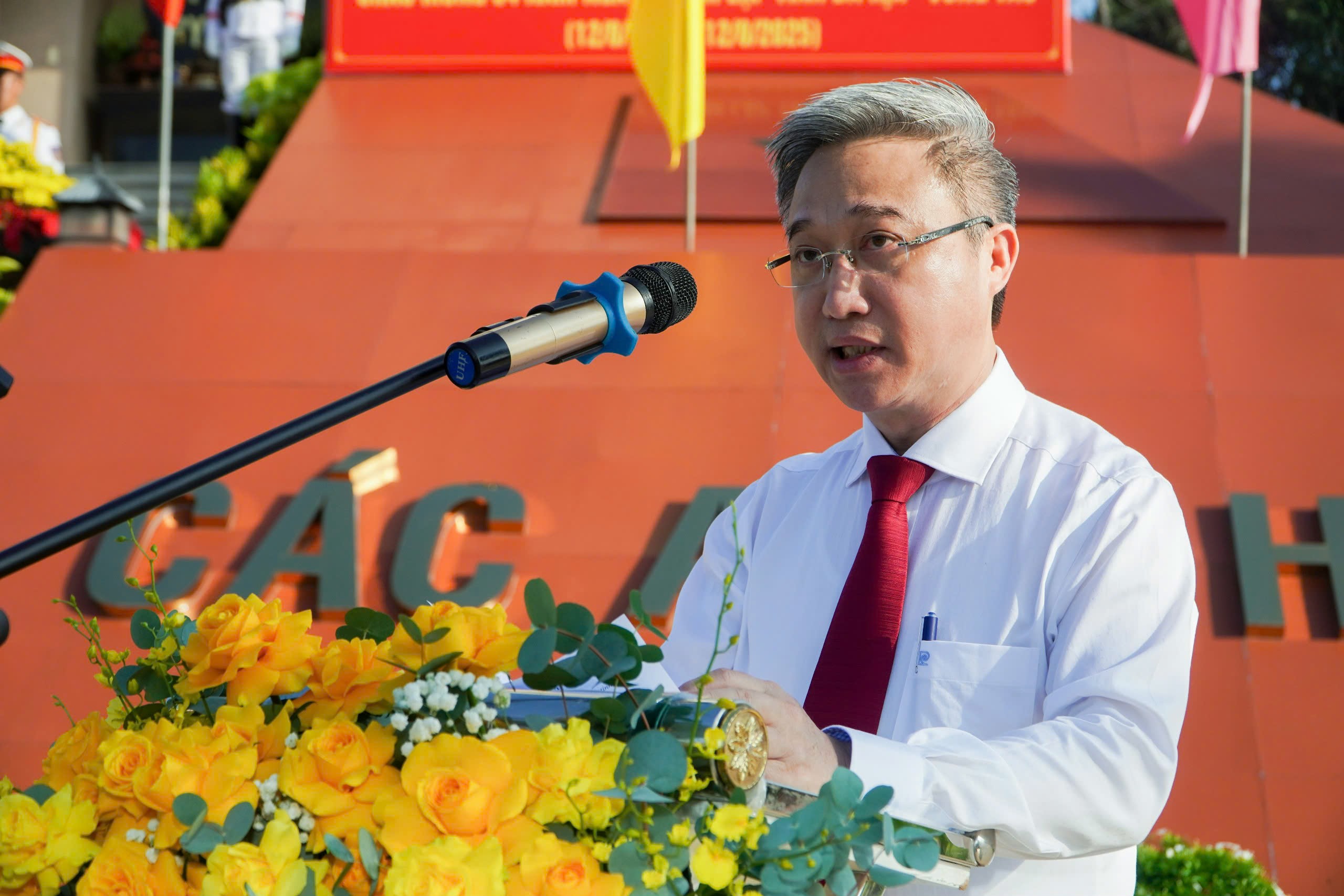 Phó Chủ tịch UBND tỉnh Đặng Minh Thông trình bày diễn văn tại lễ viếng.
