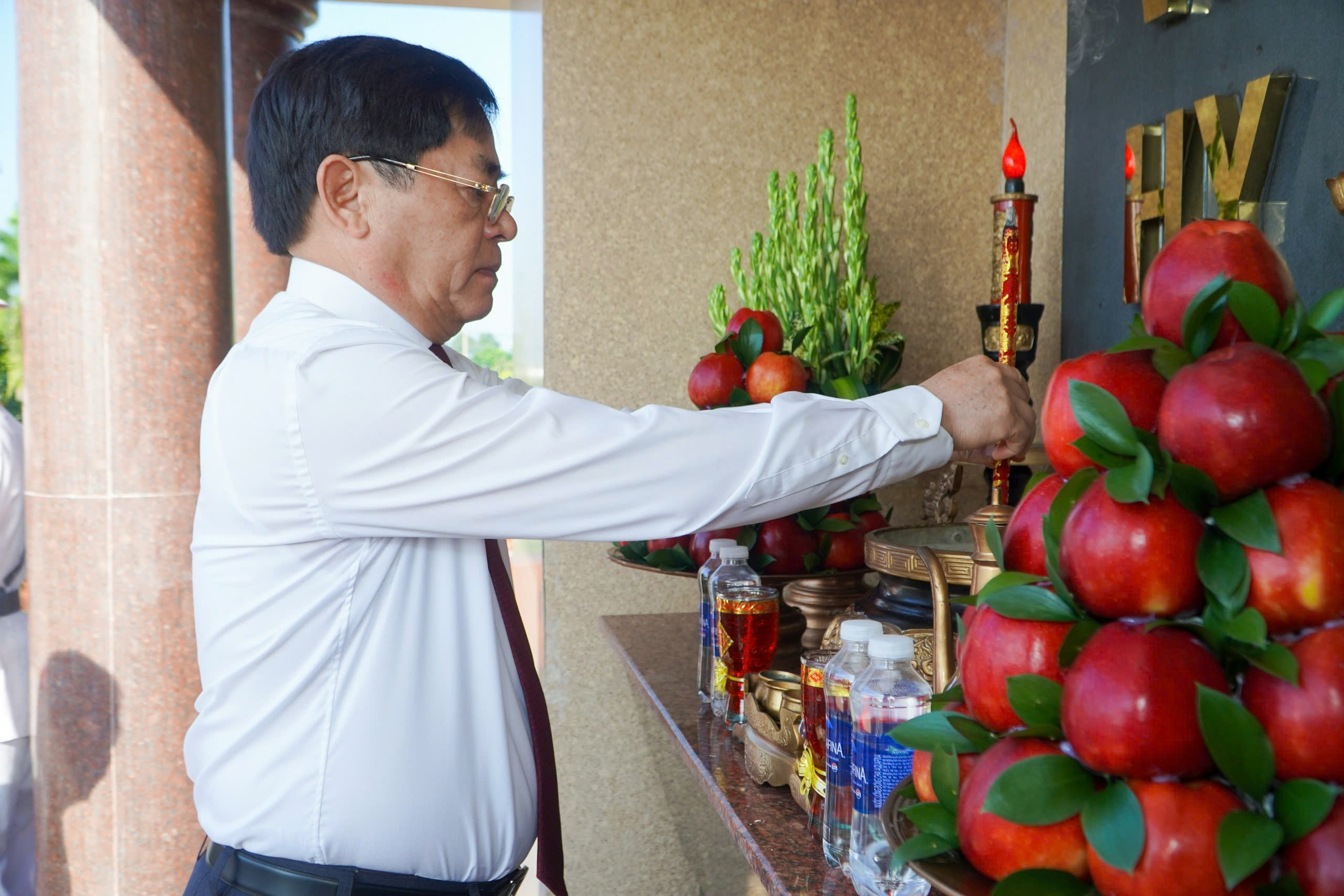 Ông Phạm Viết Thanh, Ủy viên Trung ương Đảng, Bí thư Tỉnh ủy, Chủ tịch HĐND tỉnh dâng hương tại Tượng đài Liệt sĩ tỉnh.