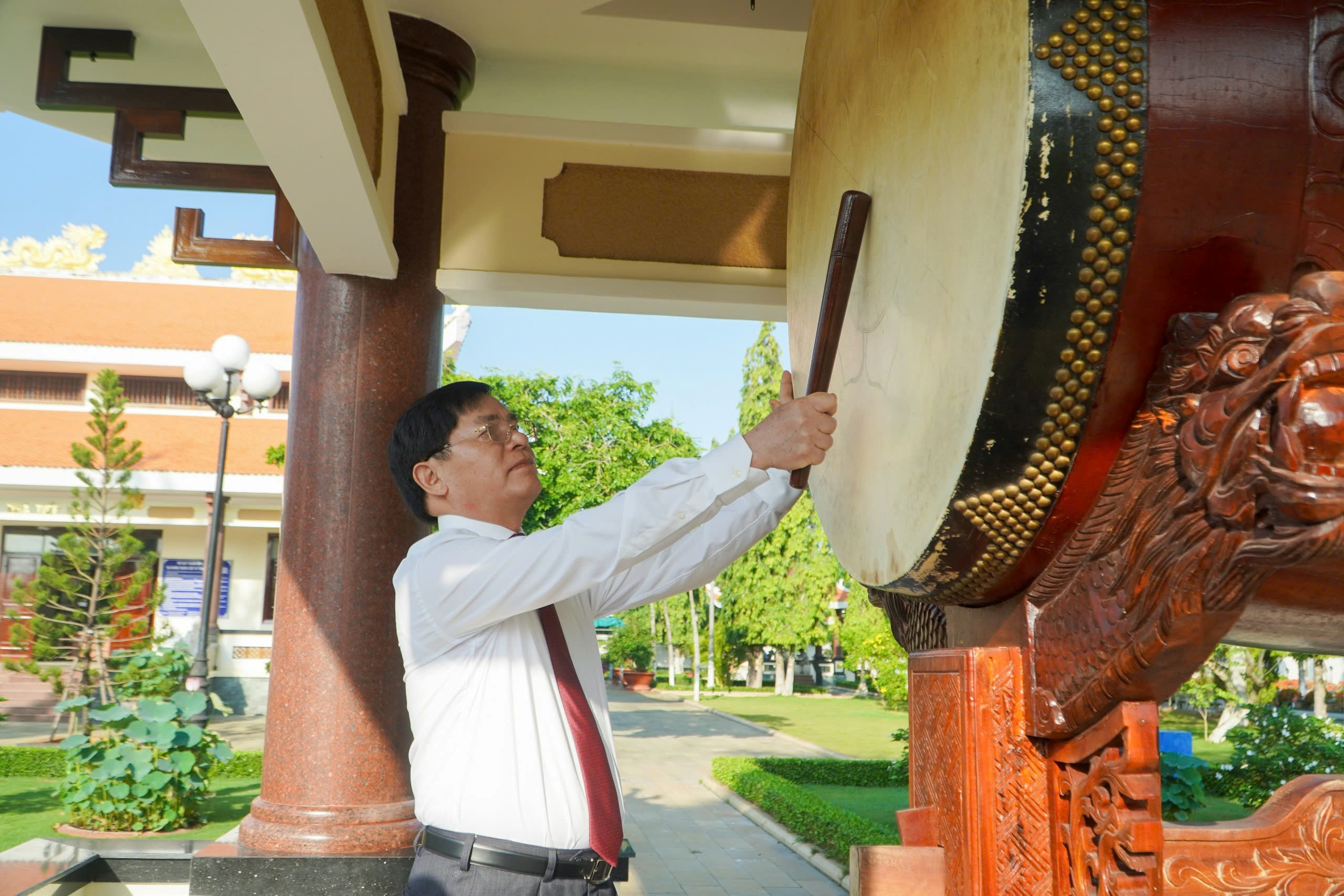 Ông Phạm Viết Thanh, Ủy viên Trung ương Đảng, Bí thư Tỉnh ủy, Chủ tịch HĐND tỉnh thực hiện nghi thức khai trống tại Lễ viếng.