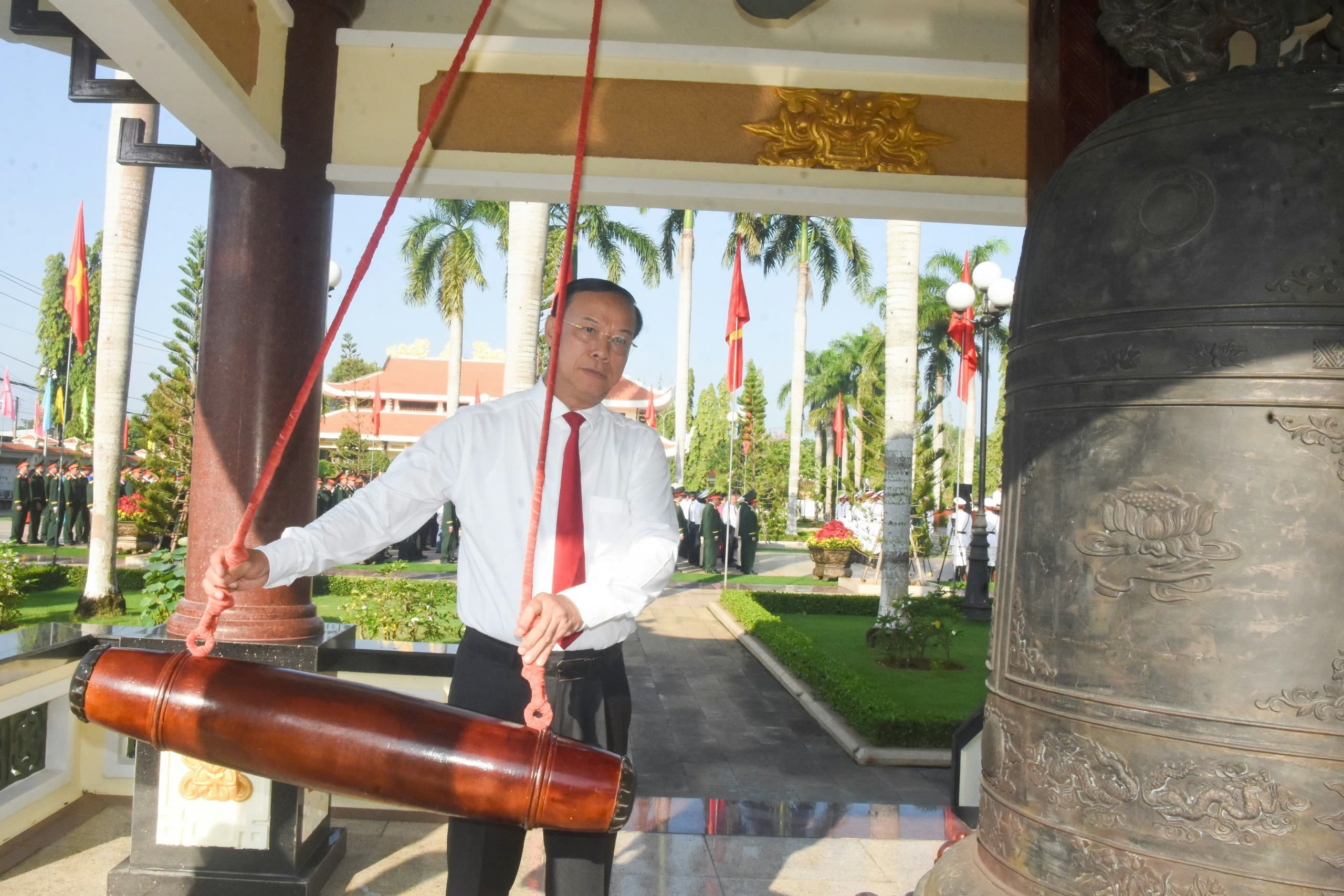 Ông Nguyễn Văn Thọ, Phó Bí thư Tỉnh ủy, Chủ tịch UBND tỉnh thực hiện nghi thức khai chuông.