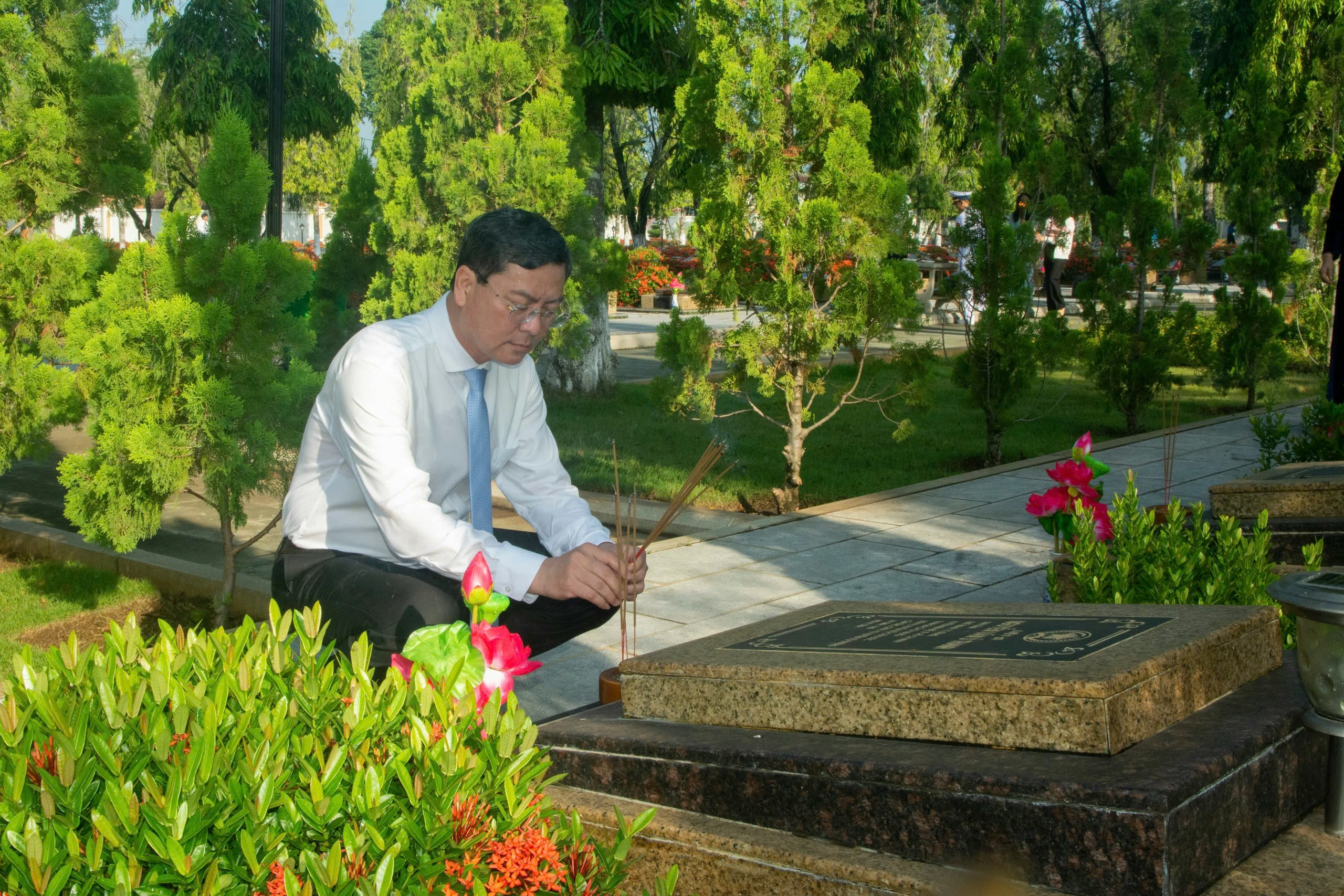 Ông Nguyễn Công Vinh, Phó Chủ tịch UBND tỉnh dâng hương tại các phần mộ liệt sĩ.