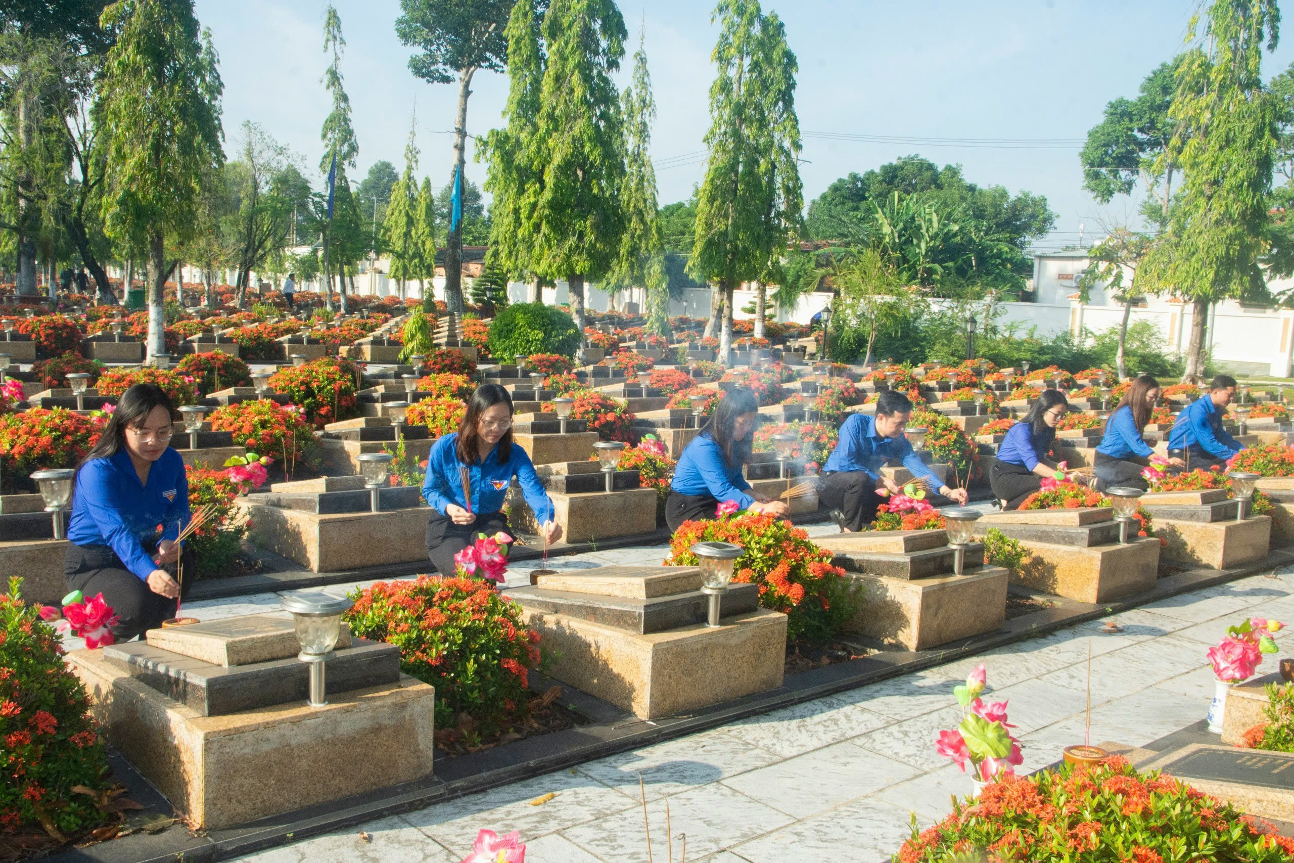Đoàn viên thanh niên dâng hương tại các phần mộ liệt sĩ.