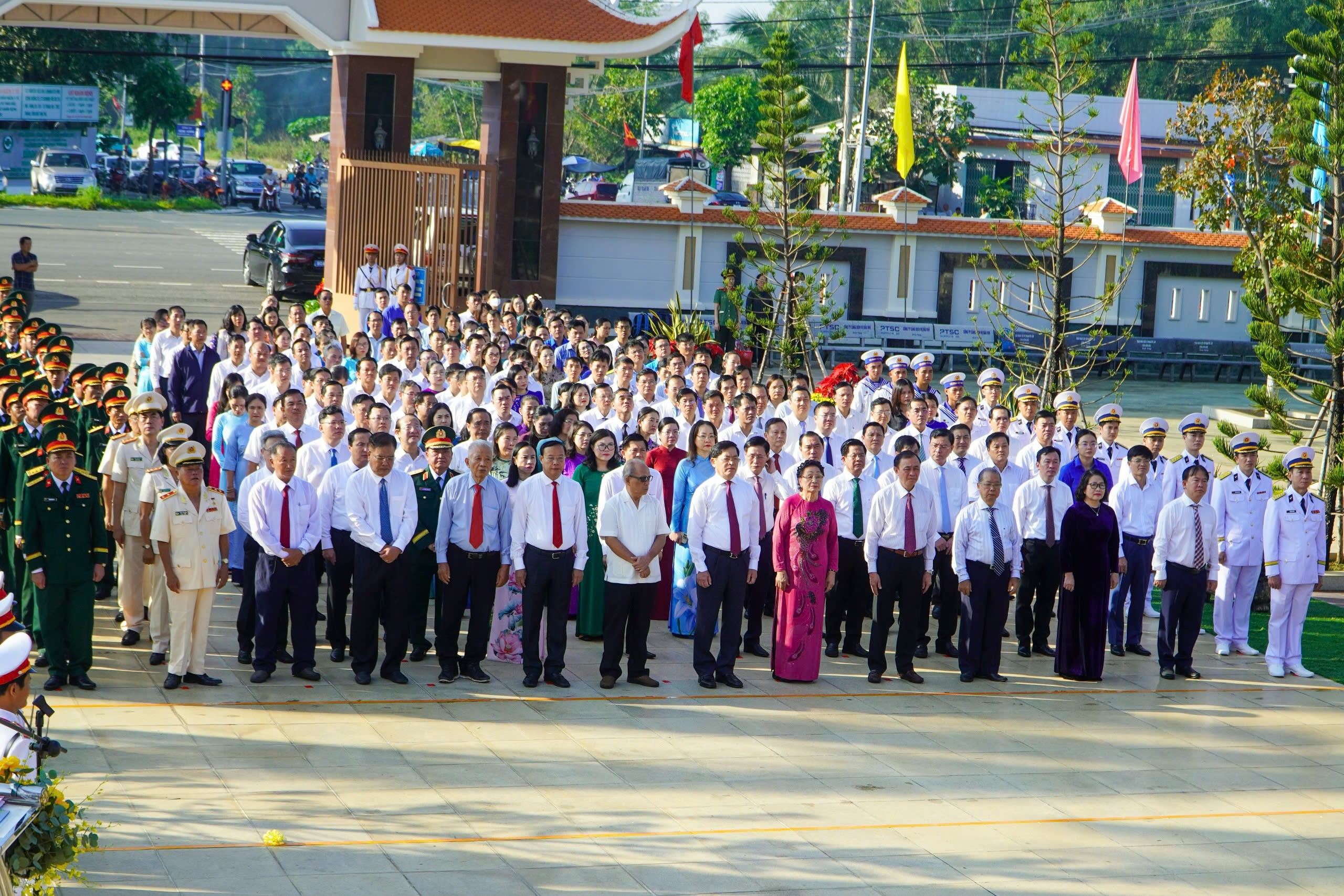 Đại biểu tham dự lễ viếng.