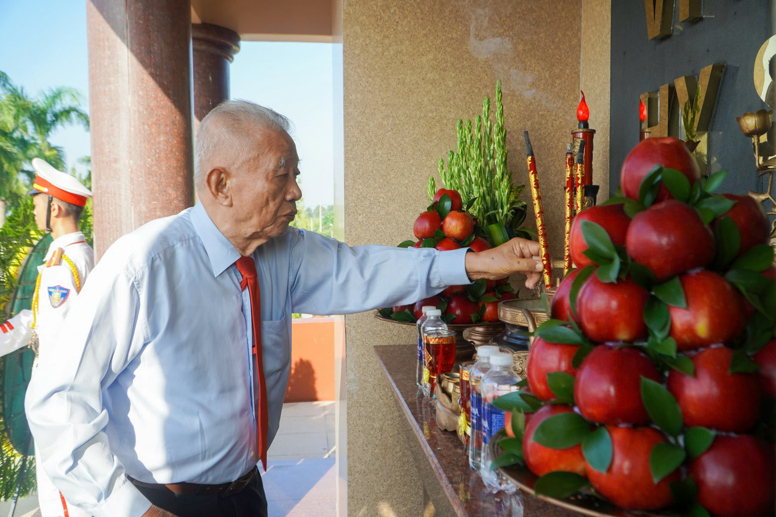 Nguyên lãnh đạo tỉnh dâng hương tại Tượng đài Liệt sĩ tỉnh.
