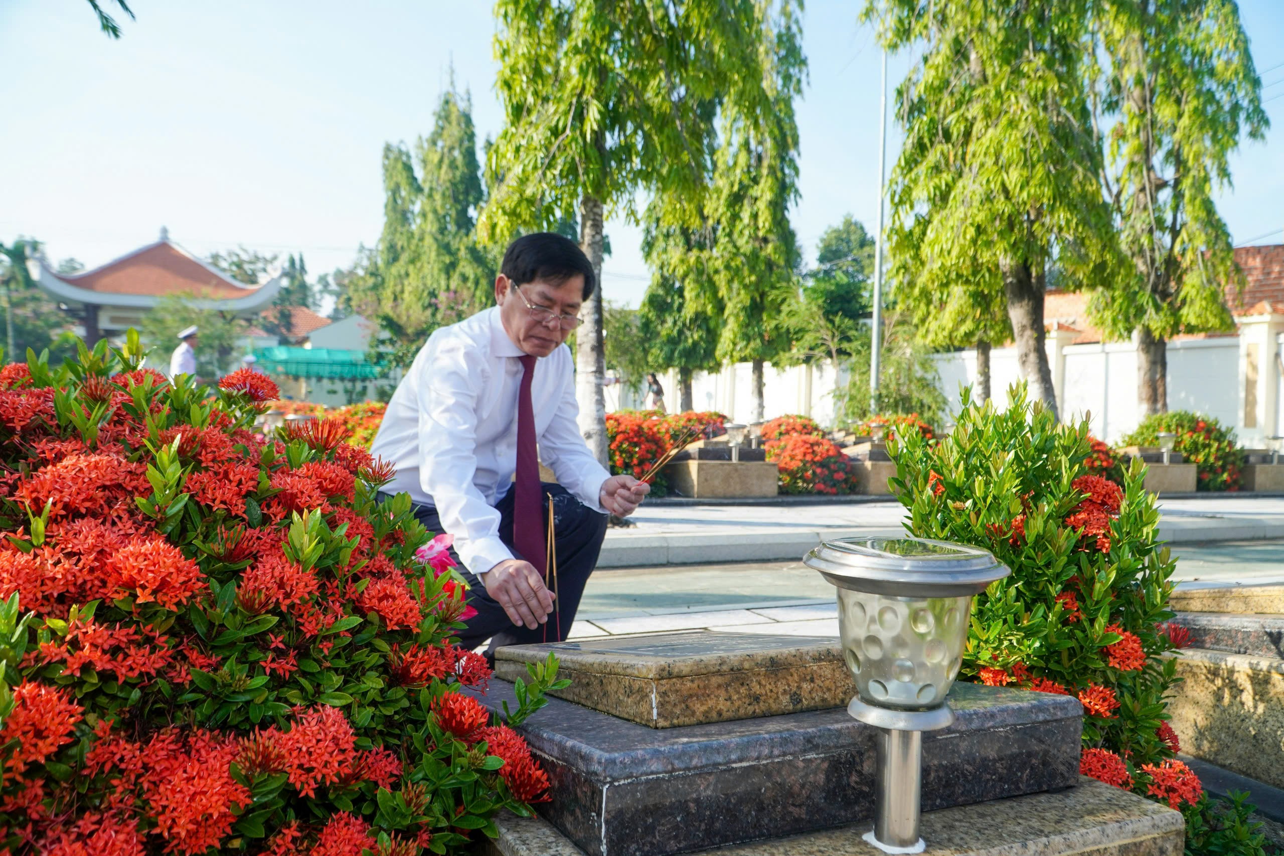 Ông Phạm Viết Thanh, Ủy viên Trung ương Đảng, Bí thư Tỉnh ủy, Chủ tịch HĐND tỉnh dâng hương tại các phần mộ liệt sĩ.