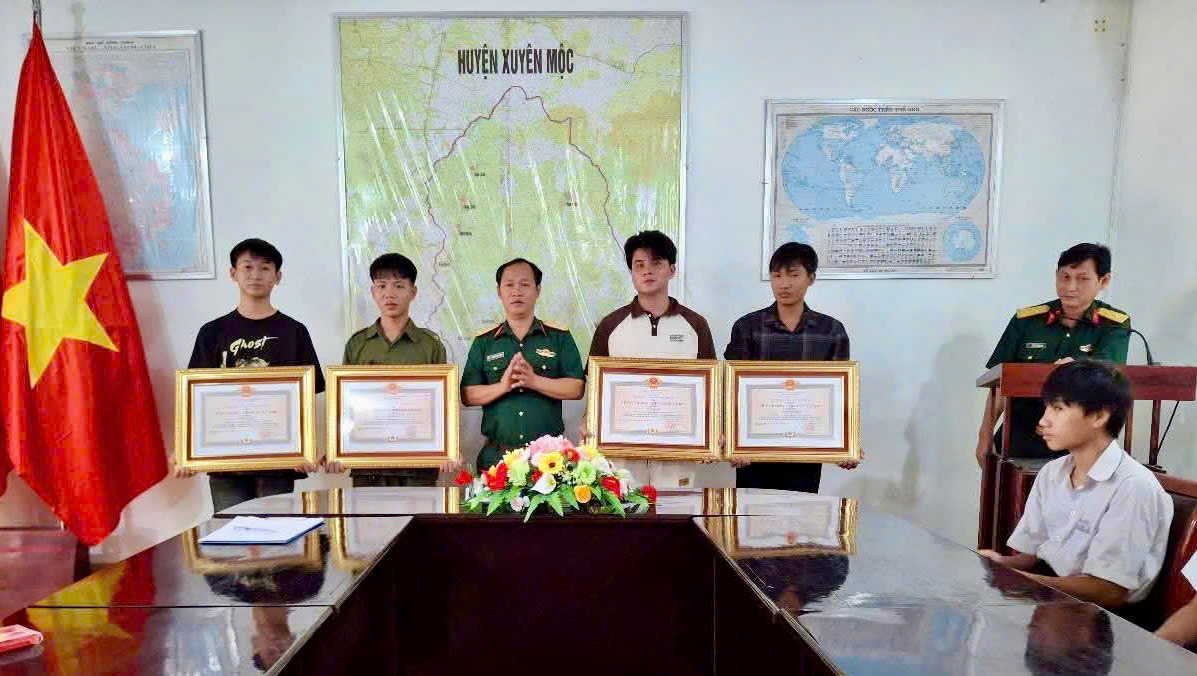 Ban CHQS huyện Xuyên Mộc trao Huy chương Chiến sĩ vẻ vang cho các quân nhân.