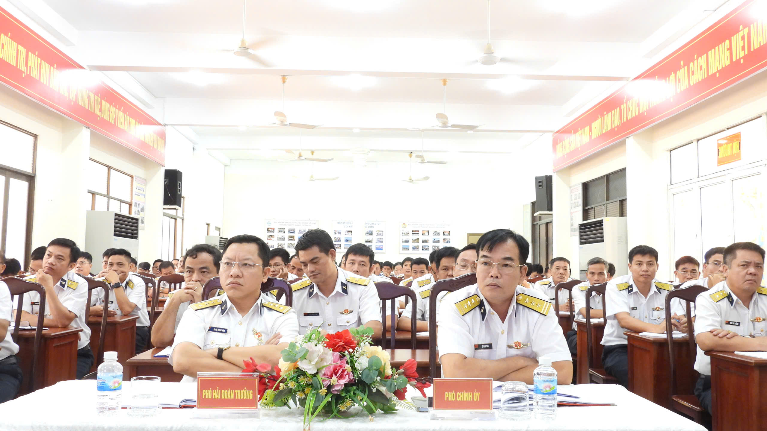 Cán bộ, chiến sĩ Hải đoàn tham gia buổi tuyên truyền.