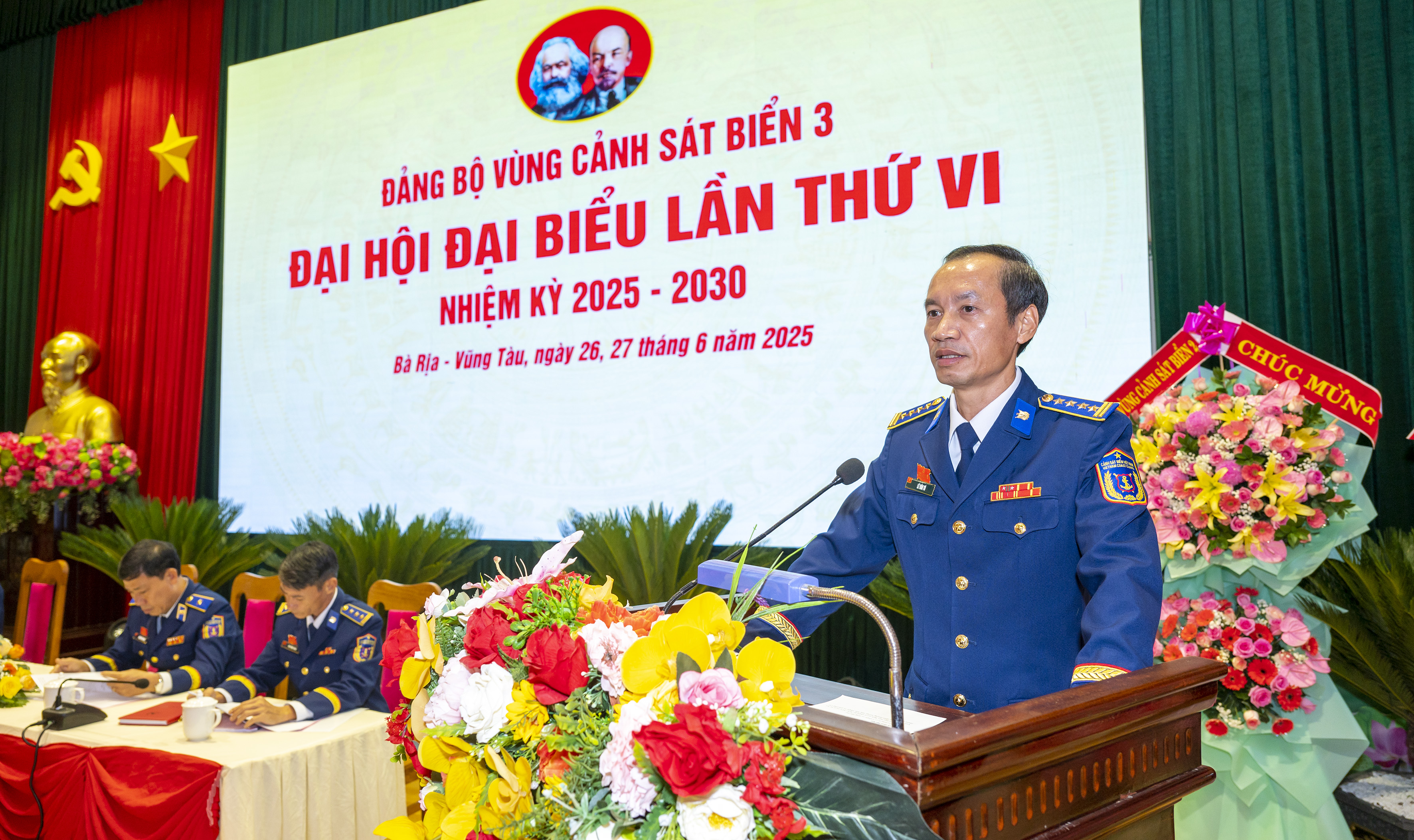 Đại tá Lê Văn Tú, Chính ủy Bộ Tư lệnh Vùng Cảnh sát biển 3 trình bày báo cáo chính trị tại Đại hội.