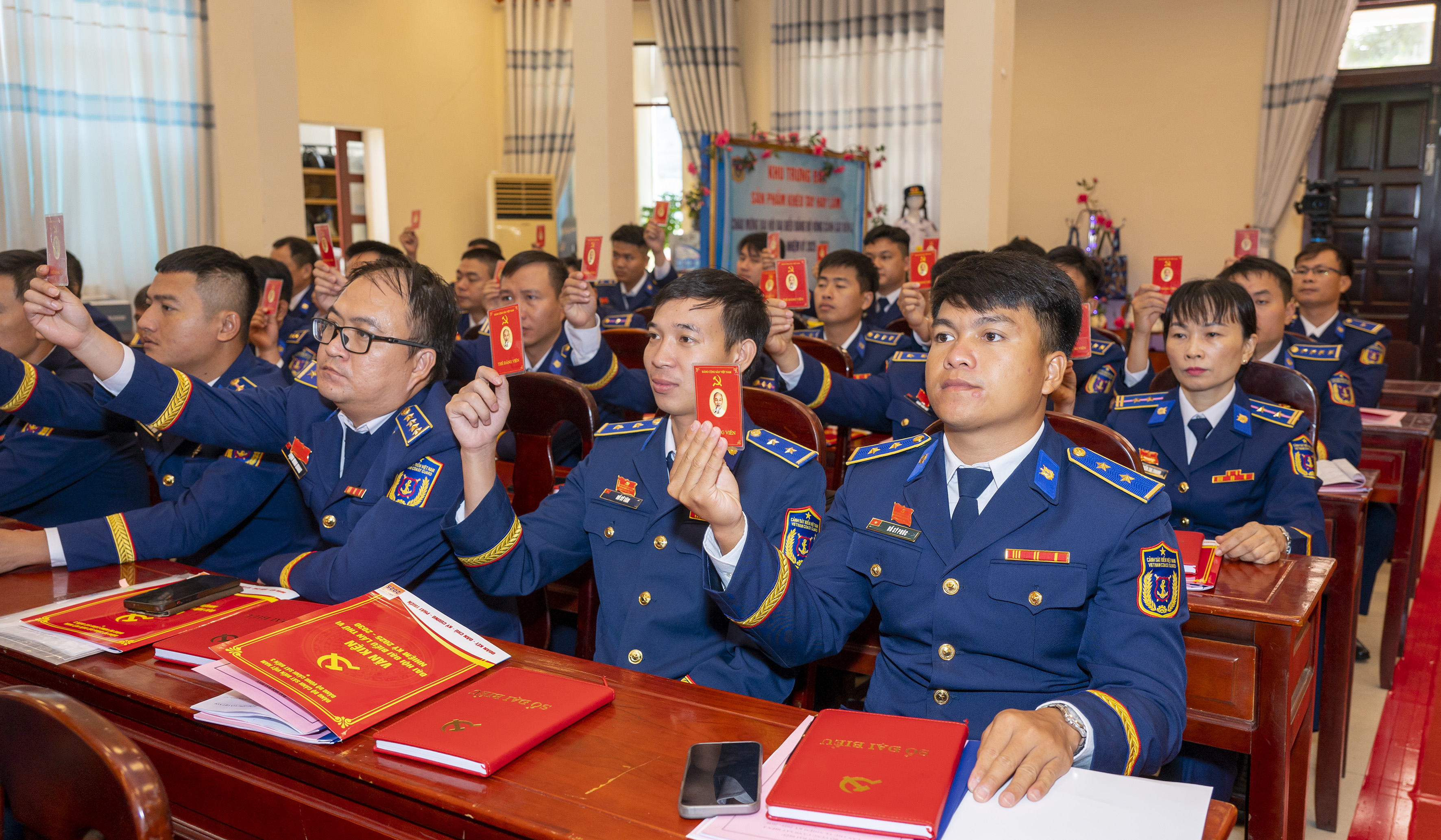 Đại biểu biểu quyết thông qua Nghị quyết Đại hội.