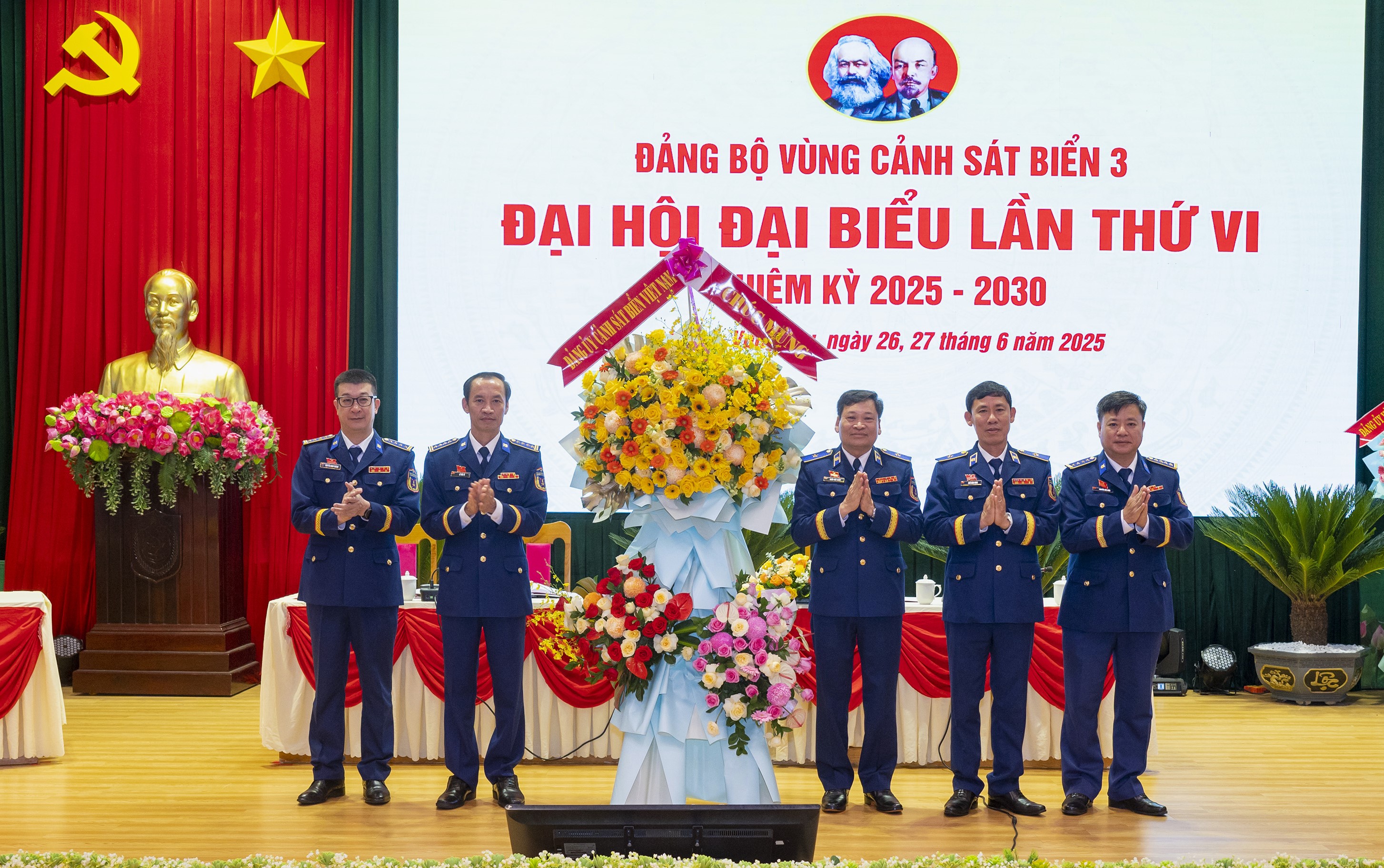 Thiếu tướng Trần Văn xuân tặng hoa chúc mừng Ban Chấp hành Đảng bộ Vùng Cảnh sát biển 3 nhiệm kỳ 2025 - 2030 và Đoàn đại biểu dự Đại hội đại biểu Đảng bộ Cảnh sát biển Việt Nam lần thứ VI.