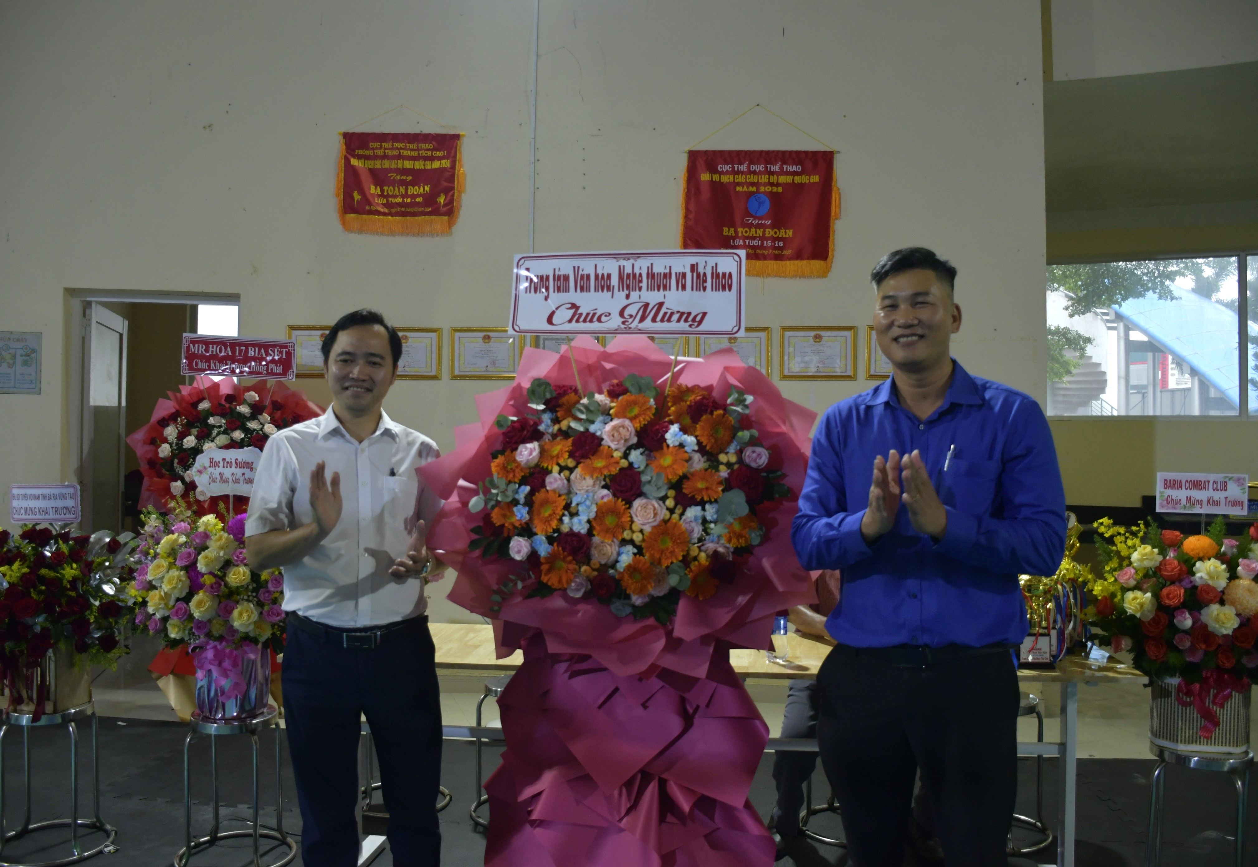 Lãnh đạo Trung tâm Văn hóa nghệ thuật và Thể thao tỉnh tặng hoa chúc mừng CLB Muay Thái Bà Rịa tại Lễ ra mắt.