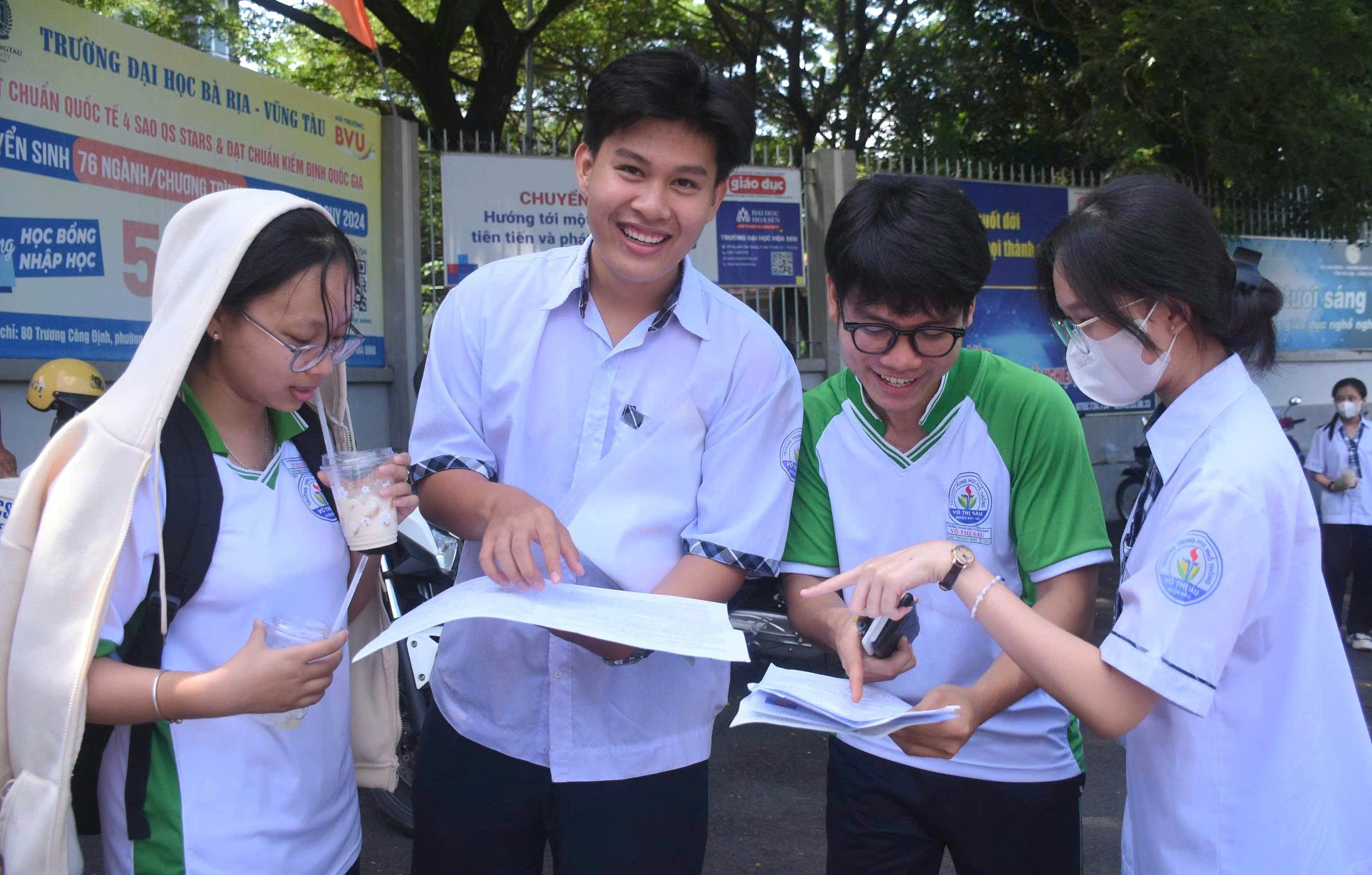 Thí sinh tại điểm thi Trường THPT Võ Thị Sáu (huyện Long Đất) trao đổi bài sau khi hoàn thành kỳ thi tốt nghiệp THPT quốc gia.