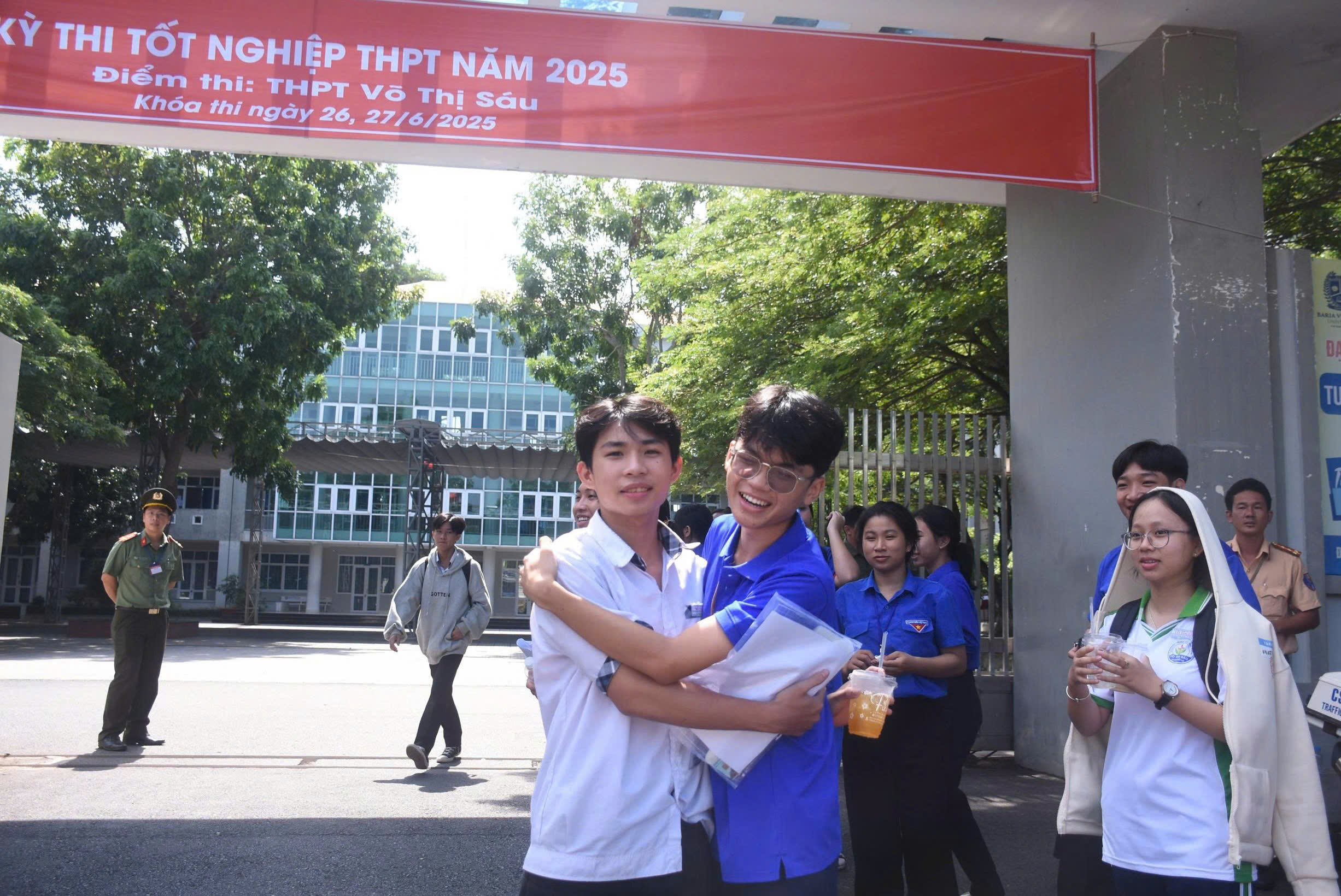 Thí sinh phấn khởi sau khi hoàn thành kỳ thi.