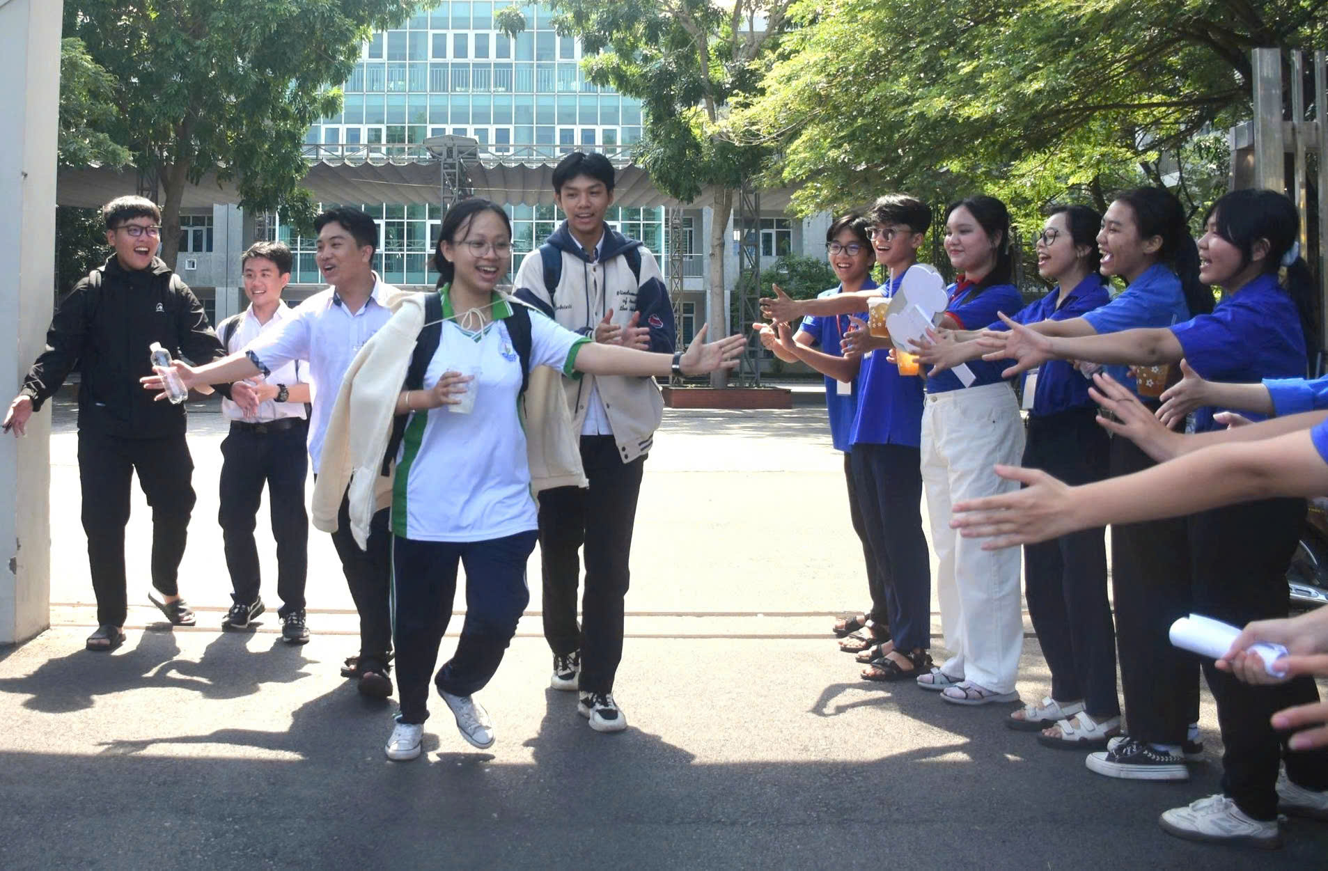 Thí sinh ra khỏi khu vực thi trong sự cổ vũ nồng nhiệt của các tình nguyện viên.