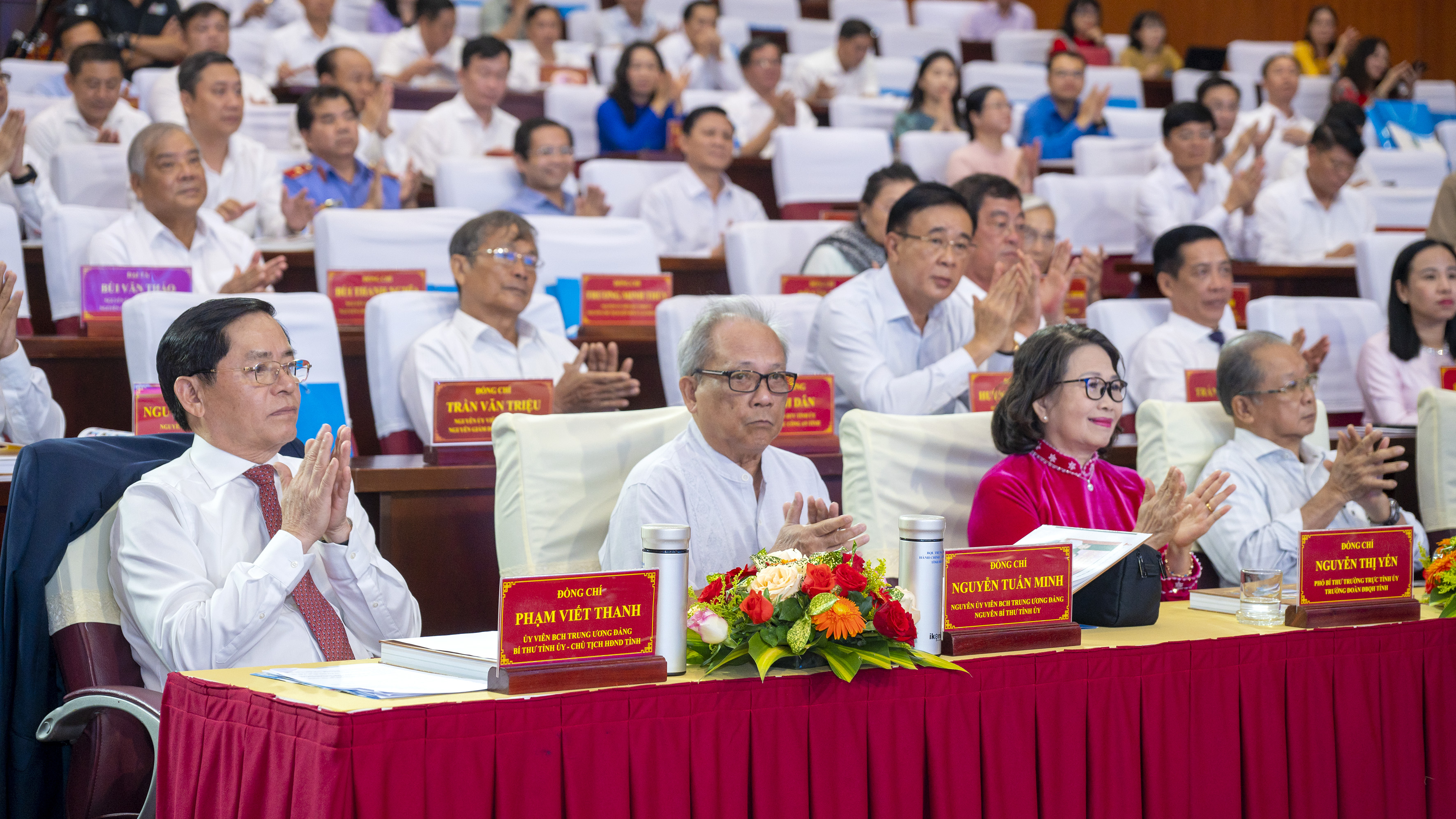 Lãnh đạo tỉnh, nguyên lãnh đạo tỉnh cùng các đại biểu tham dự lễ kỷ niệm.