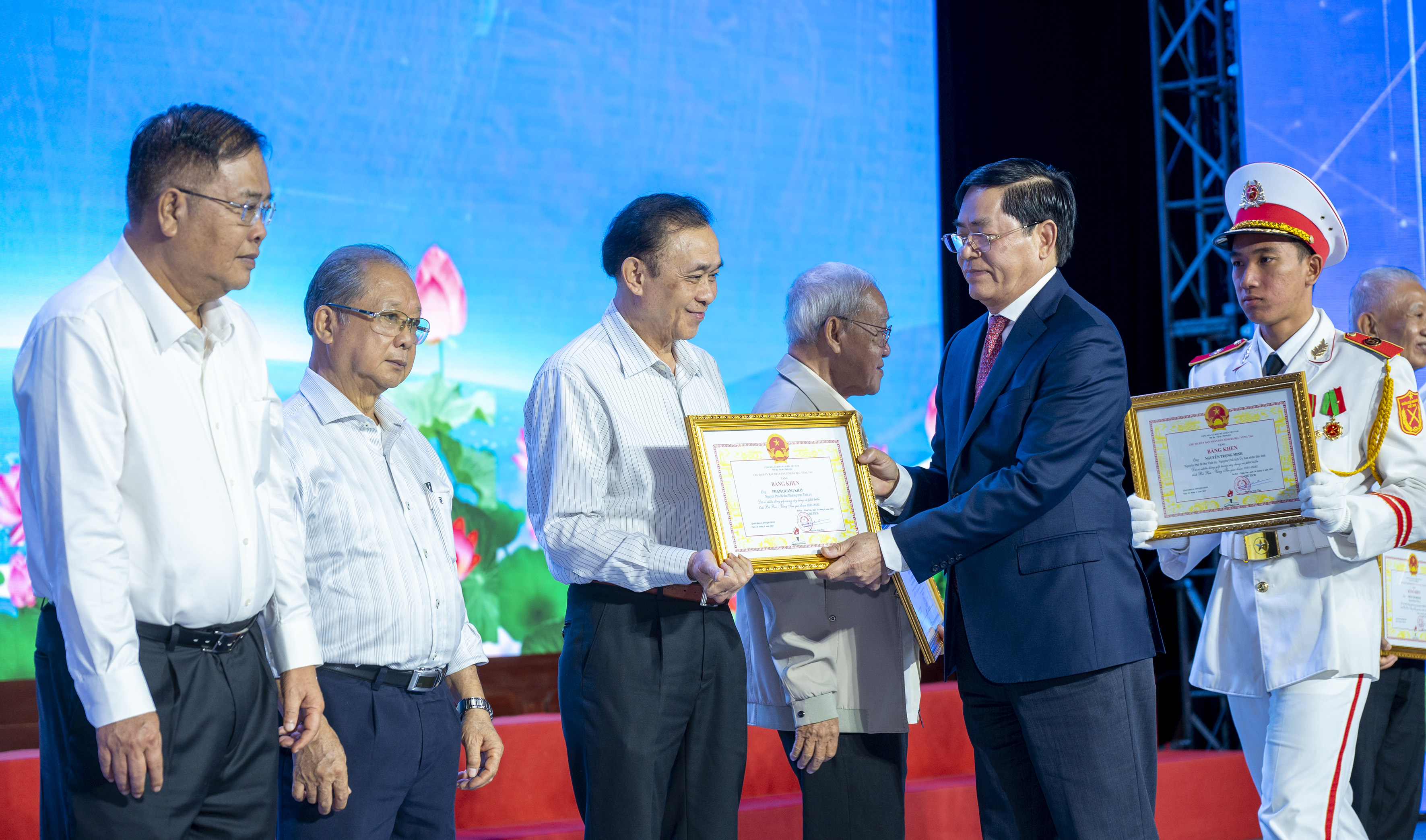 Ông Phạm Viết Thanh, Ủy viên Ban Chấp hành Trung ương Đảng, Bí thư Tỉnh ủy, Chủ tịch HĐND tỉnh trao Bằng khen của UBND tỉnh cho các đồng chí lãnh đạo Thường trực Tỉnh ủy qua các nhiệm kỳ.