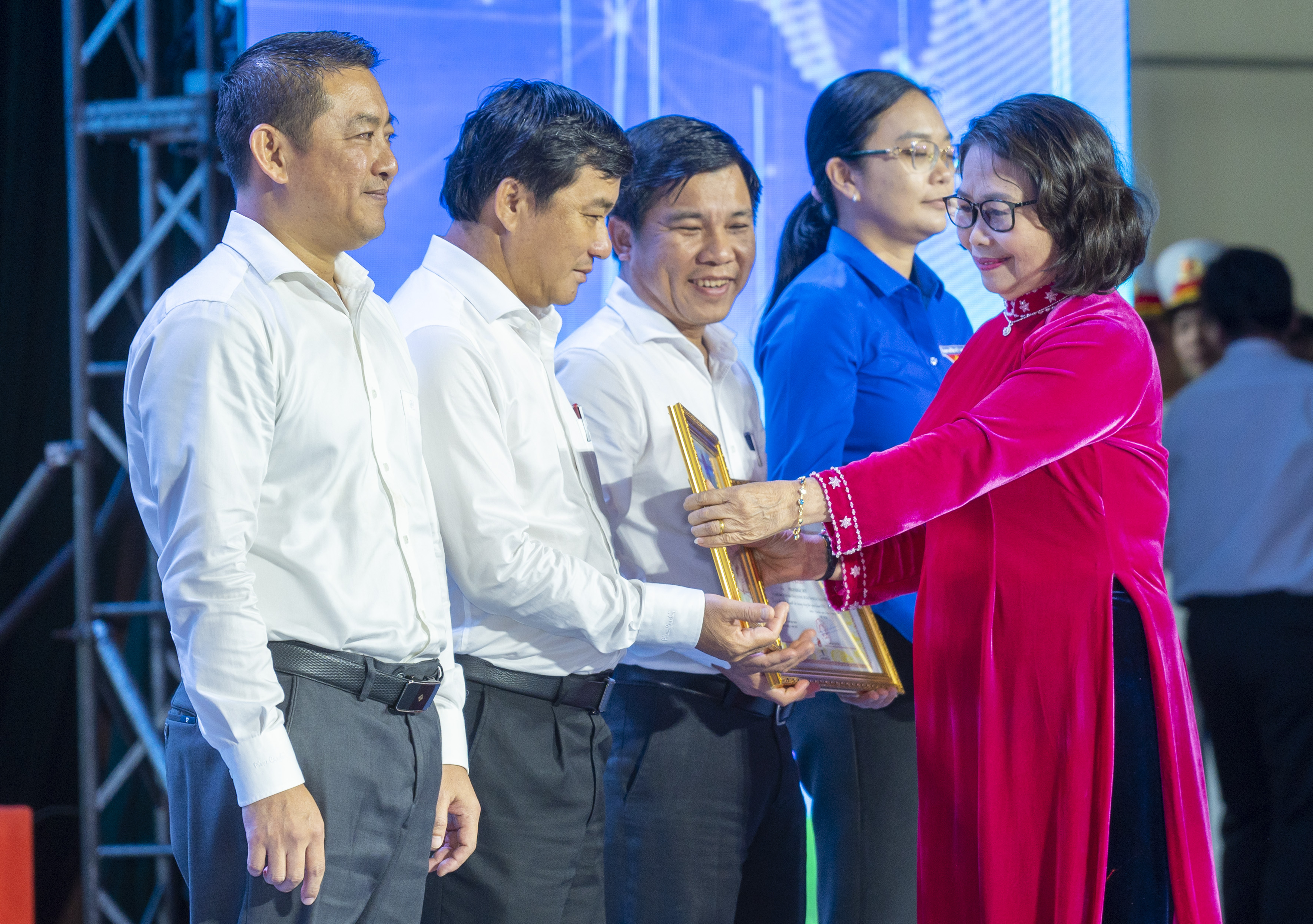 Bà Nguyễn Thị Yến, Phó Bí thư Thường trực Tỉnh ủy, Trưởng đoàn Đại biểu quốc hội tỉnh trao Bằng khen của UBND tỉnh cho các Ủy viên, Nguyên Ủy viên Ban chấp hành Đảng bộ tỉnh .