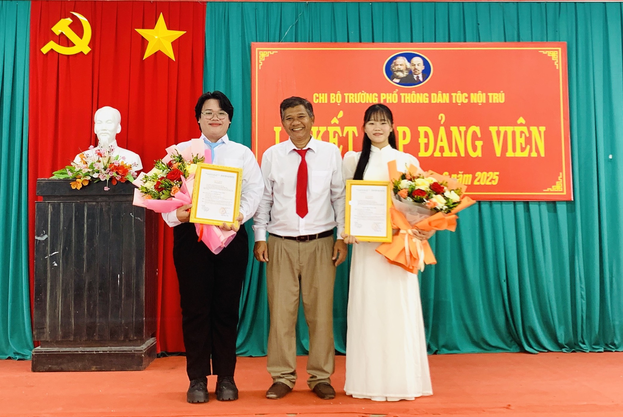 Đại diện Chi bộ Trường THPT Dân tộc Nội trú tỉnh cùng 2 đảng viên mới là học sinh ưu tú tại lễ kết nạp.