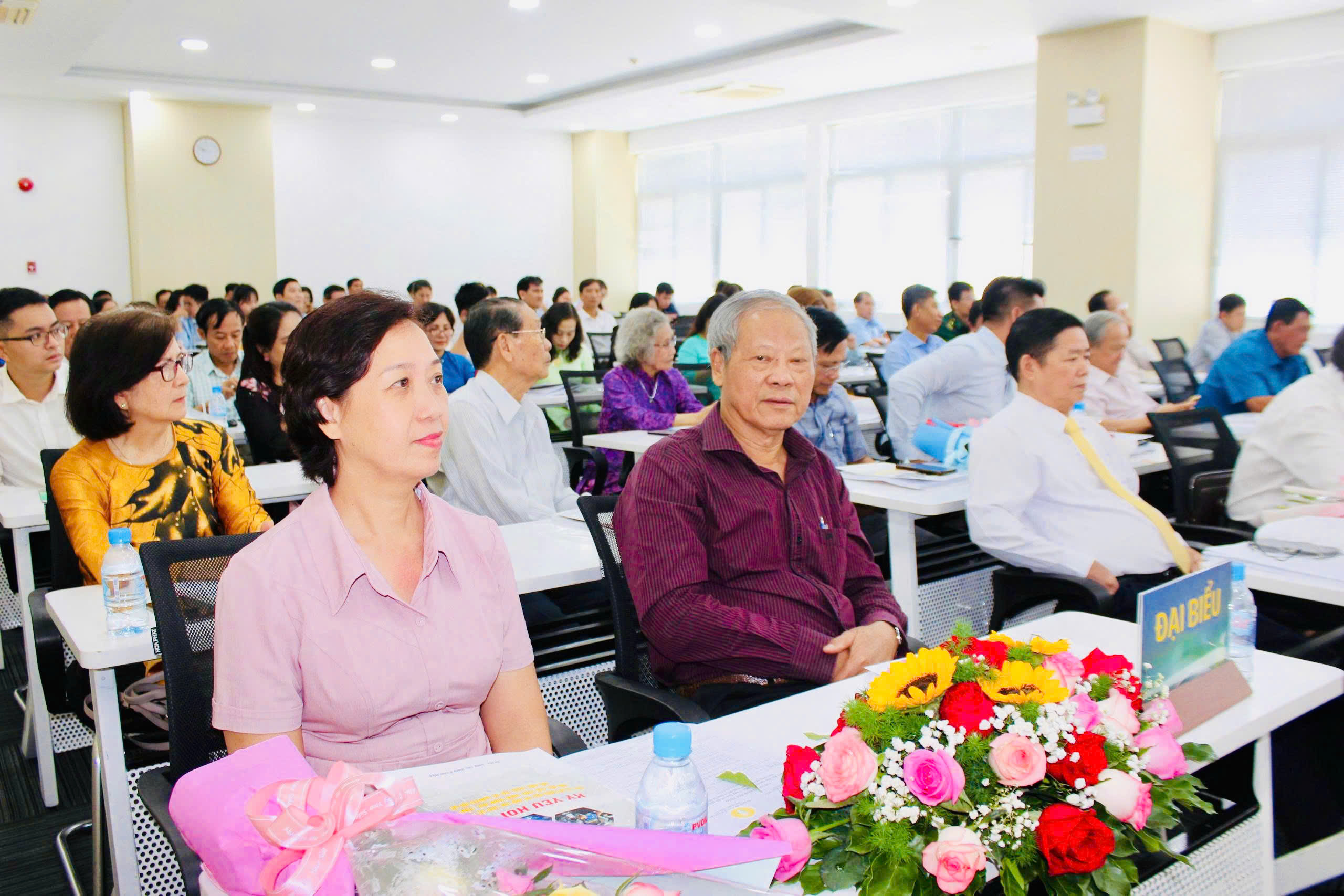 Các đại biểu tham dự hội thảo.