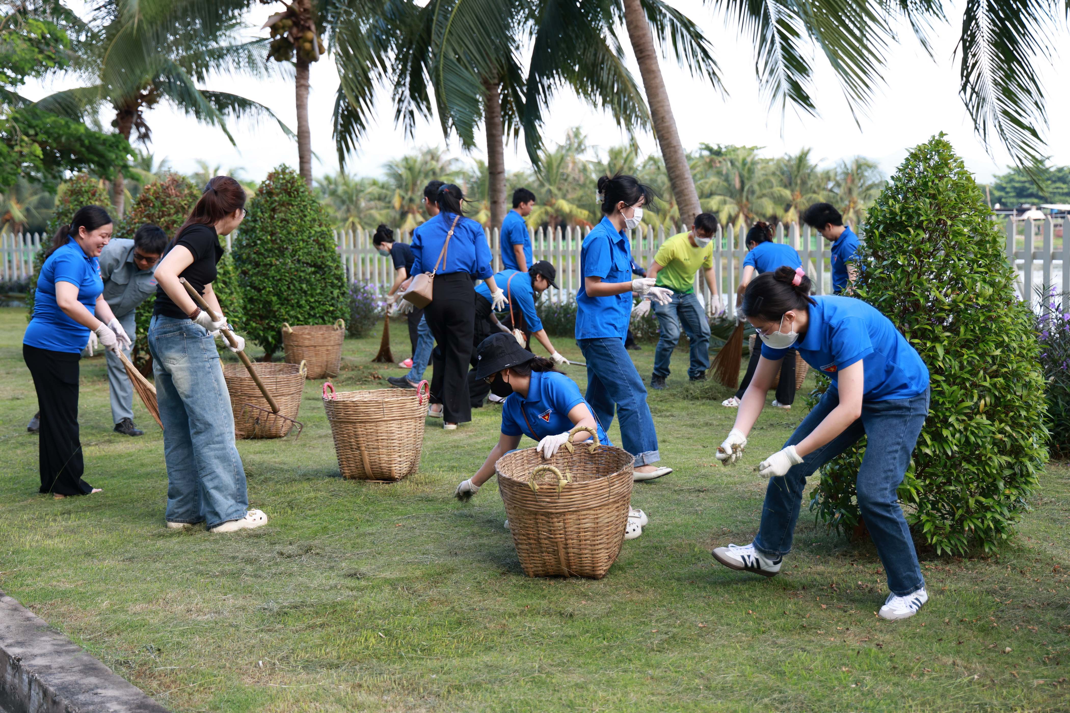 Cán bộ,nhân viên, người lao động, đoàn viên thanh niên DIC Group tham gia các hoạt động dọn dẹp vệ sinh tại khu đô thị Chí Linh (TP.Vũng Tàu).