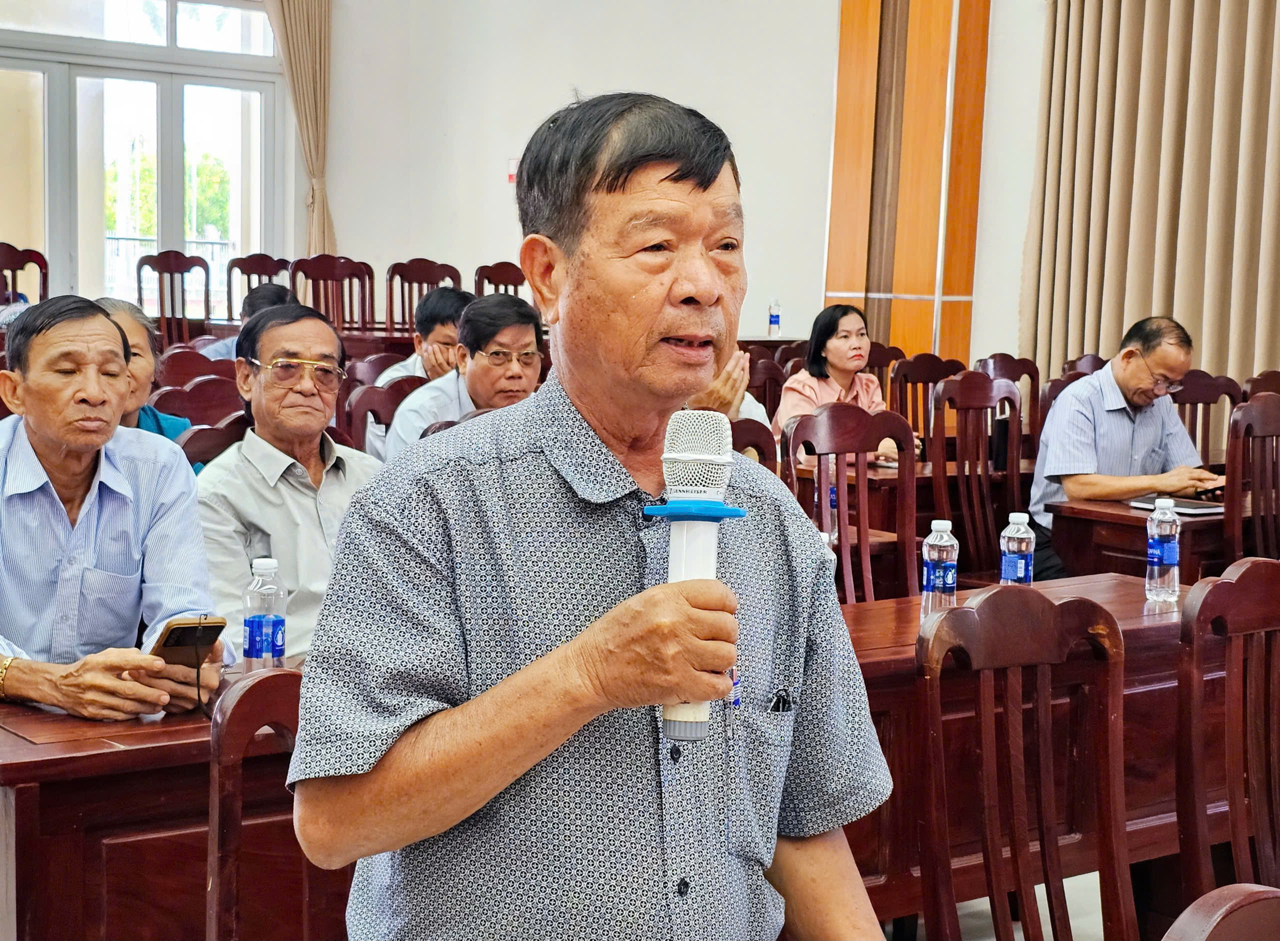 cử tri Vũ Đình Bê (ngụ xã Hoà Bình) kiến nghị chính quyền các cấp xem xét, giải quyết thủ tục đất đai.
