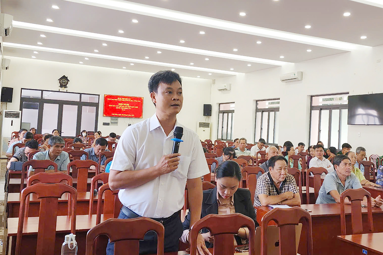 Cử tri Phan Văn Quy phát biểu tại hội nghị TXCT.