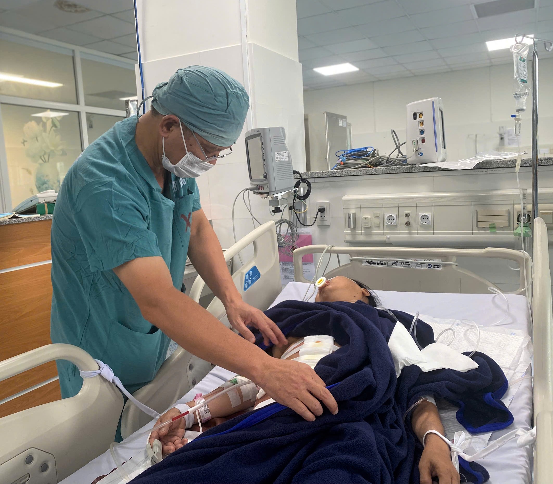 Bác sĩ Hoàng Phước Ba, Trưởng Khoa Phụ sản (Bệnh viện Vũng Tàu) kiểm tra vết mổ cho bệnh nhân.