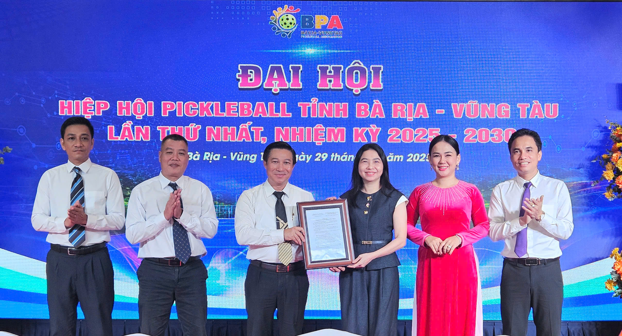 Bà Trần Thu Hiền, Phó Giám Đốc Sở Văn hóa, Thể thao và Du lịch trao quyết định thành lập Hiệp hội pickleball tỉnh Bà Rịa - Vũng Tàu