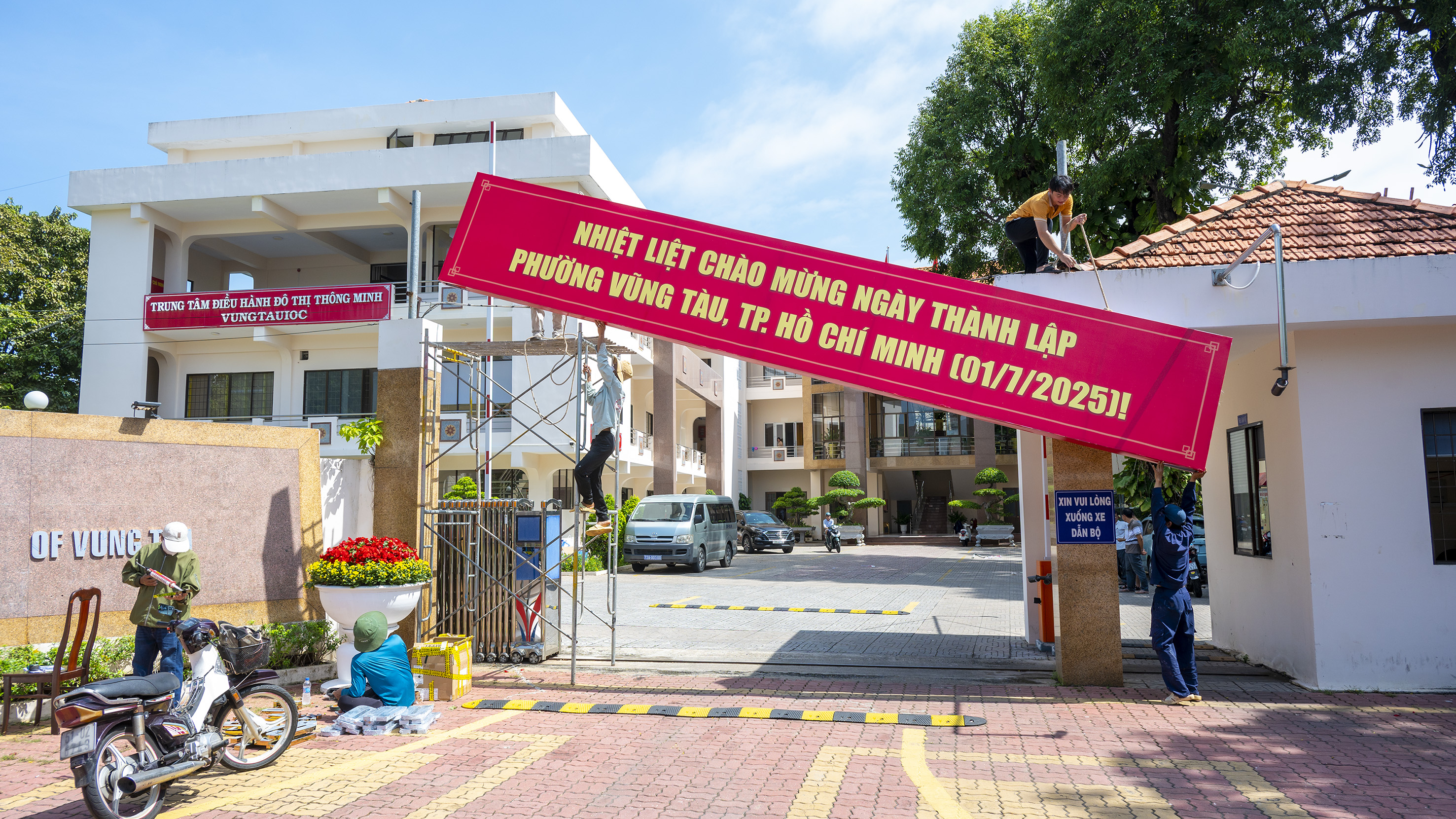 Biển hiệu trụ sở Đảng ủy phường Vũng Tàu được khẩn trương thay mới.