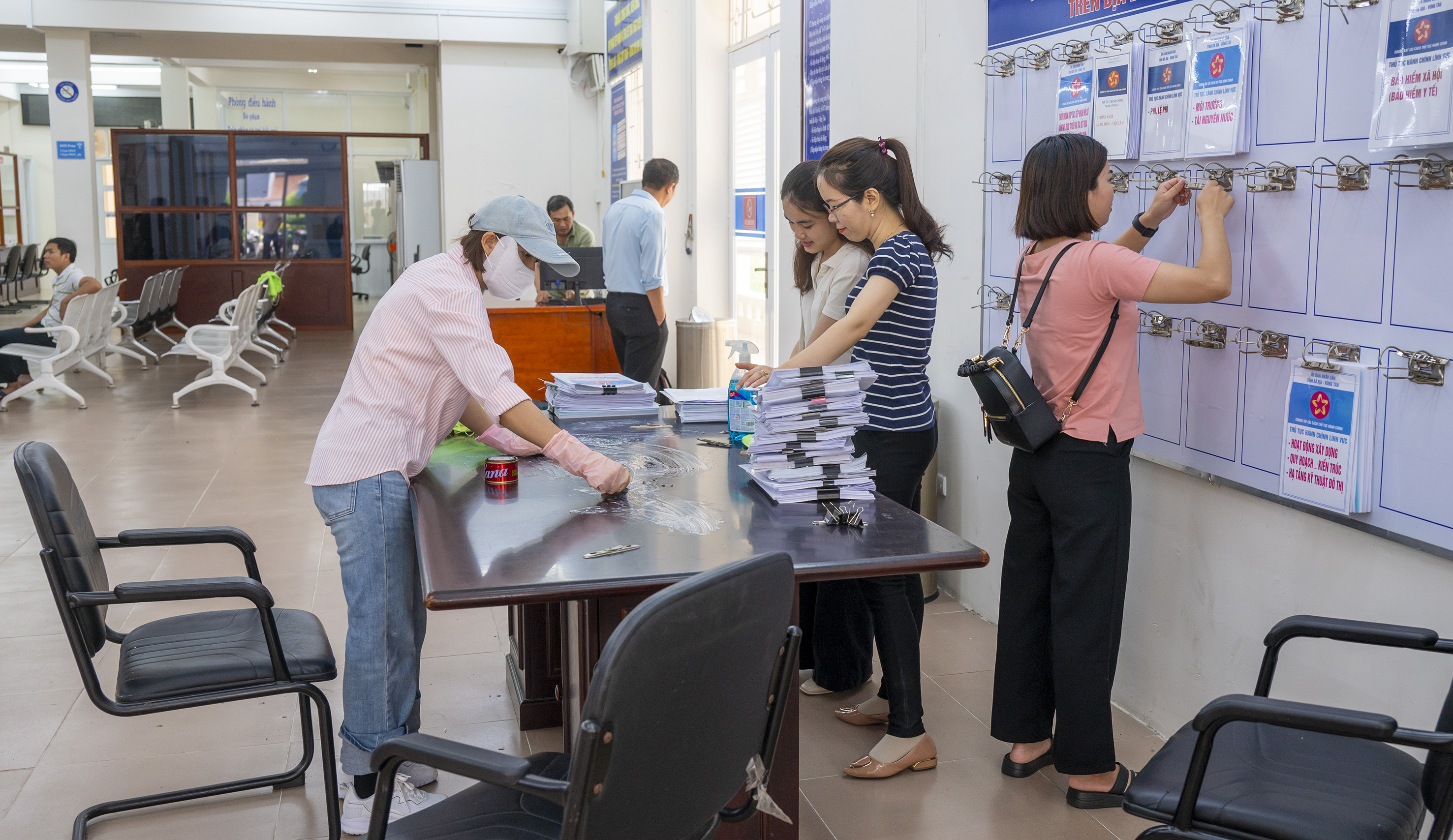 Cán bộ, công chức, viên chức Trung tâm Phục vụ hành chính công phường Vũng Tàu khẩn trương dọn dẹp vệ sinh công sở, sắp xếp hồ sơ, tài liệu.
