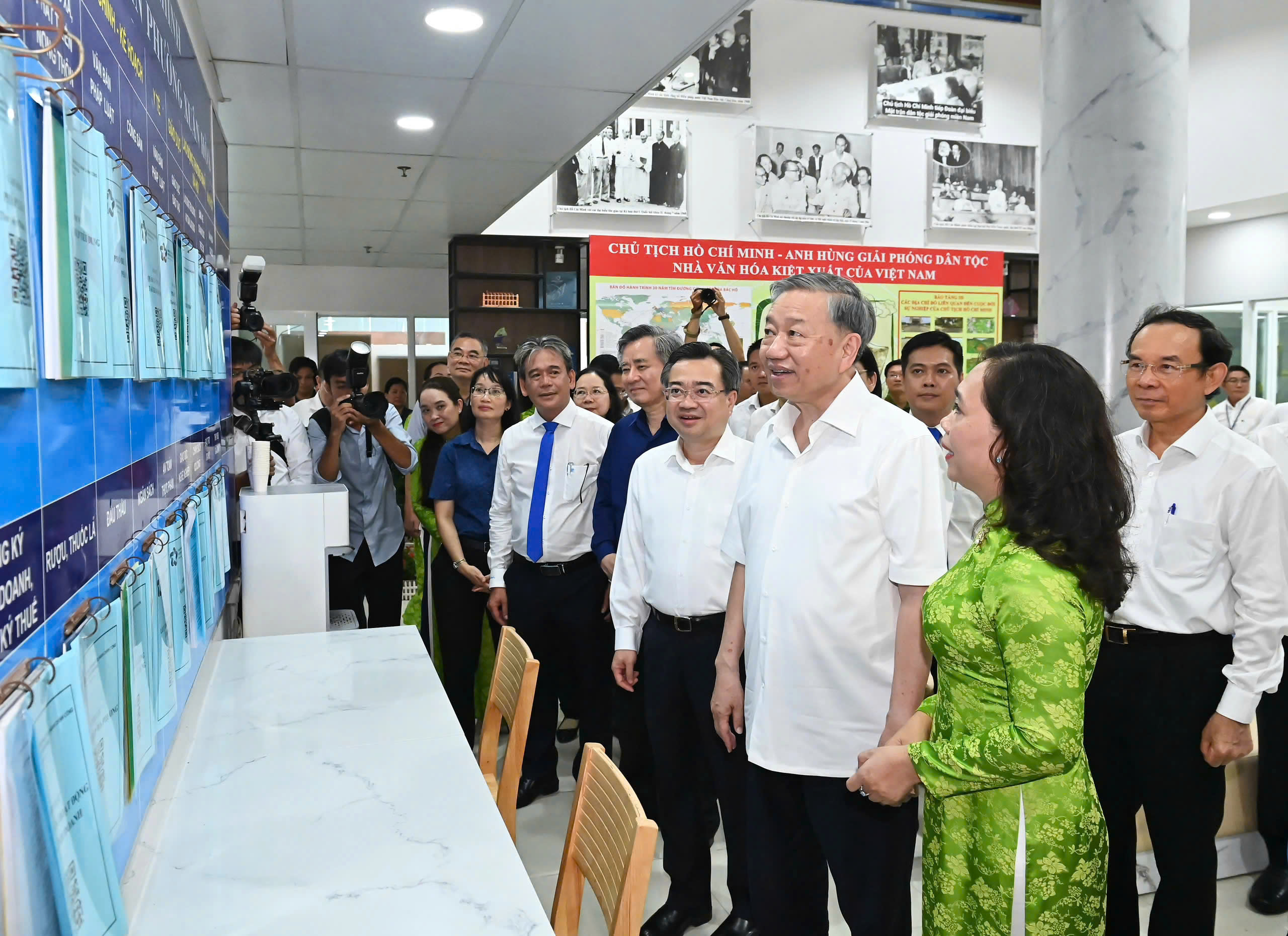 Tổng Bí thư Tô Lâm cùng đoàn công tác Trung ương, Thành ủy TPHCM đến khảo sát bảng niêm yết các thủ tục hành chính tại Trung tâm Phục vụ hành chính công phường Xuân Hòa. Ảnh: VIỆT DŨNG