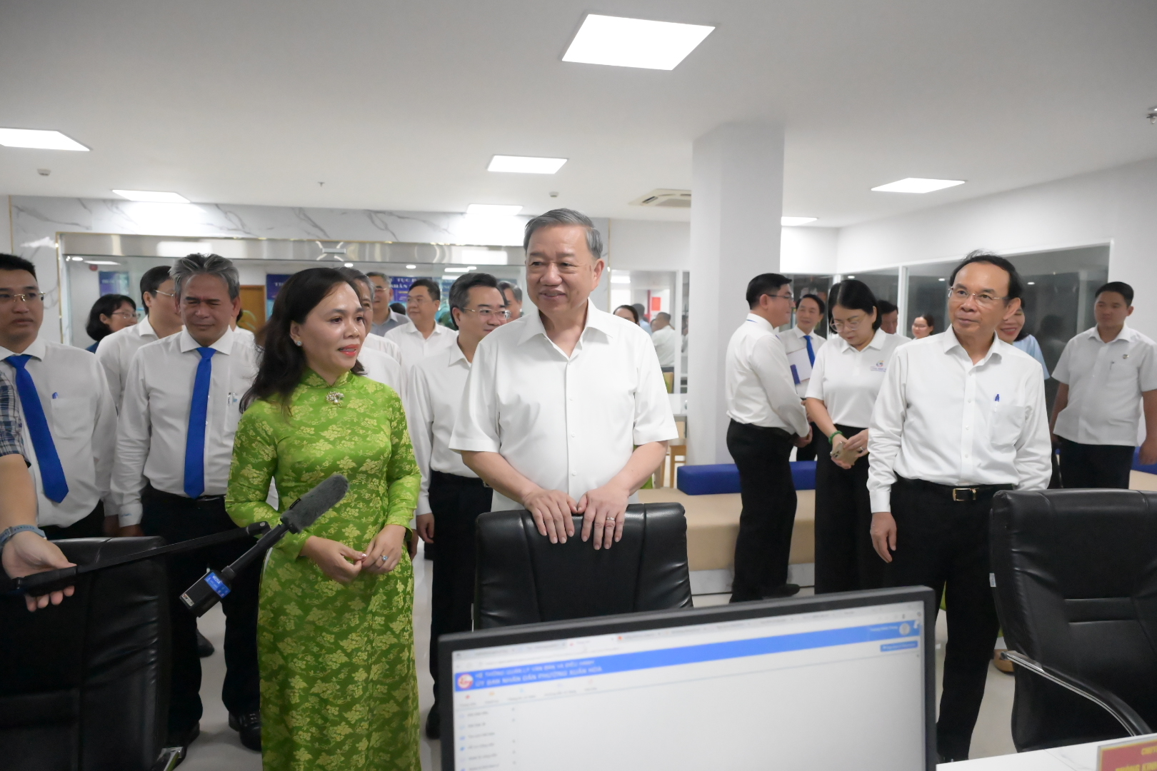 Tổng Bí thư Tô Lâm và đoàn công tác Trung ương, Thành ủy TPHCM khảo sát thực tế, trao đổi với cán bộ và nhân dân tại Trung tâm Phục vụ hành chính công phường Xuân Hòa. Ảnh: VĂN MINH