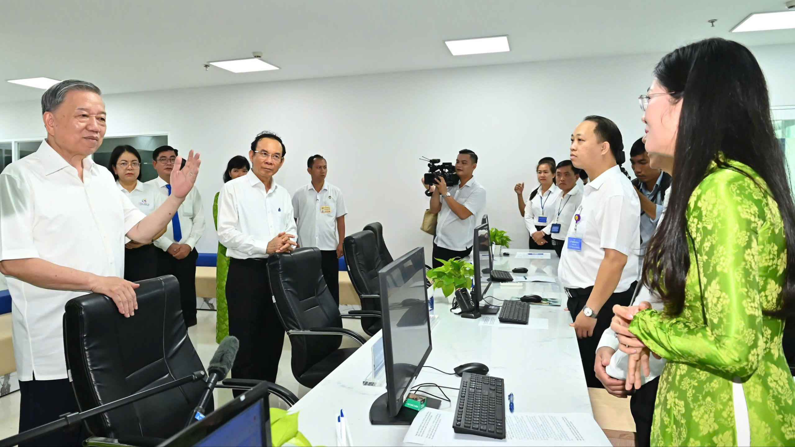 Tổng Bí thư Tô Lâm và đoàn công tác Trung ương, Thành ủy TPHCM khảo sát thực tế, trao đổi với cán bộ và nhân dân tại Trung tâm Phục vụ hành chính công phường Xuân Hòa. Ảnh: VIỆT DŨNG