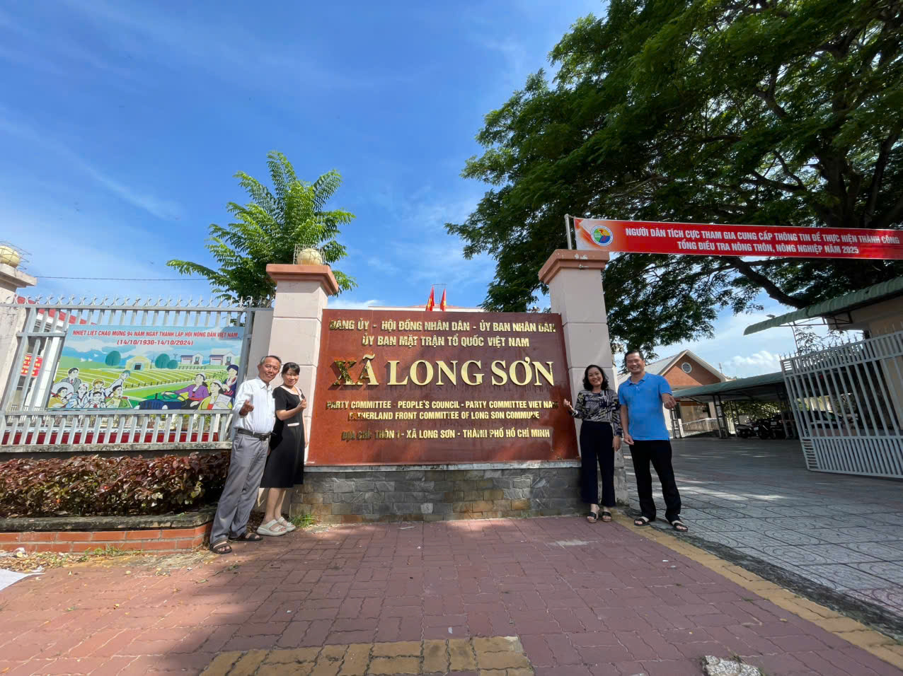 Biển hiệu trụ sở xã Long Sơn cũng đã được hoàn thiện, sẵn sàng đi vào hoạt động phục vụ người dân, doanh nghiệp.