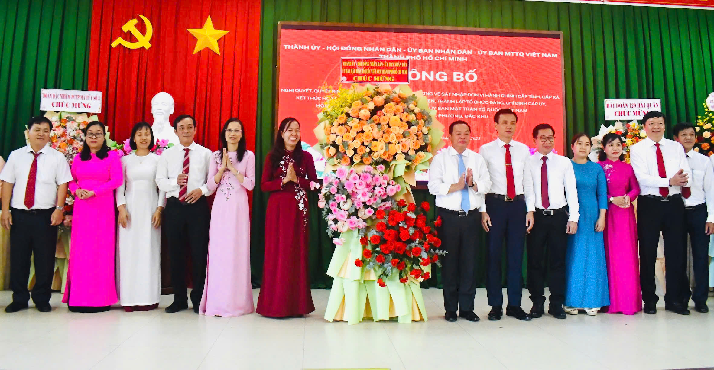 Thay mặt lãnh đạo tỉnh, ông Nguyễn Bá Hùng, Phó Chủ tịch LĐLĐ tỉnh trao Quyết định của Ban Chấp hành Đảng bộ tỉnh về chỉ định nhân sự Ban Chấp hành, Ban Thường vụ Đảng uỷ phường Phước Thắng.