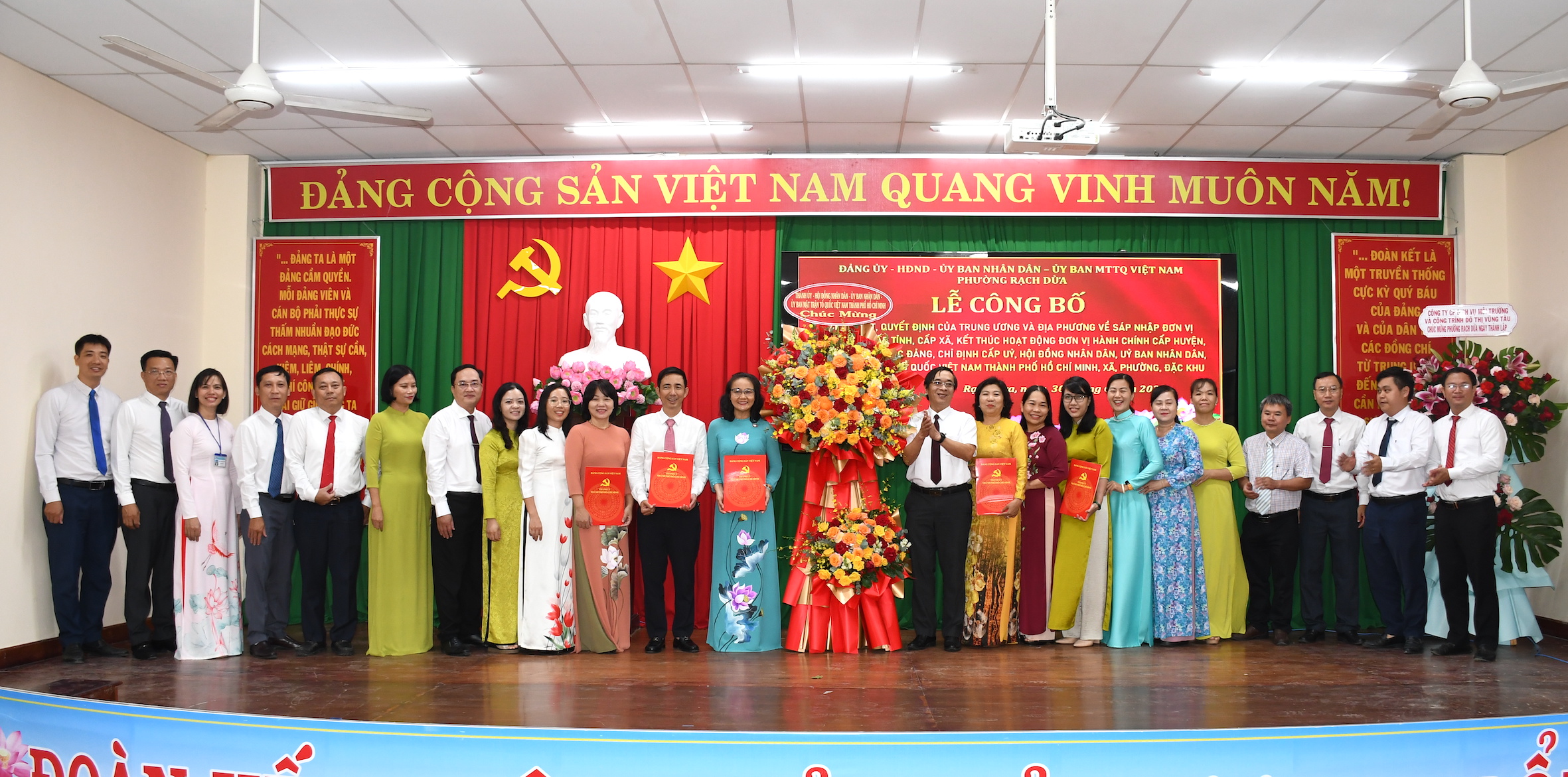 Thay mặt lãnh đạo tỉnh, ông Trương Đức Nghĩa, Tổng Biên tập Báo Bà Rịa-Vũng Tàu trao trao Quyết định của Ban Chấp hành Đảng bộ tỉnh về chỉ định nhân sự Ban Chấp hành, Ban Thường vụ Đảng ủy phường Rạch Dừa.