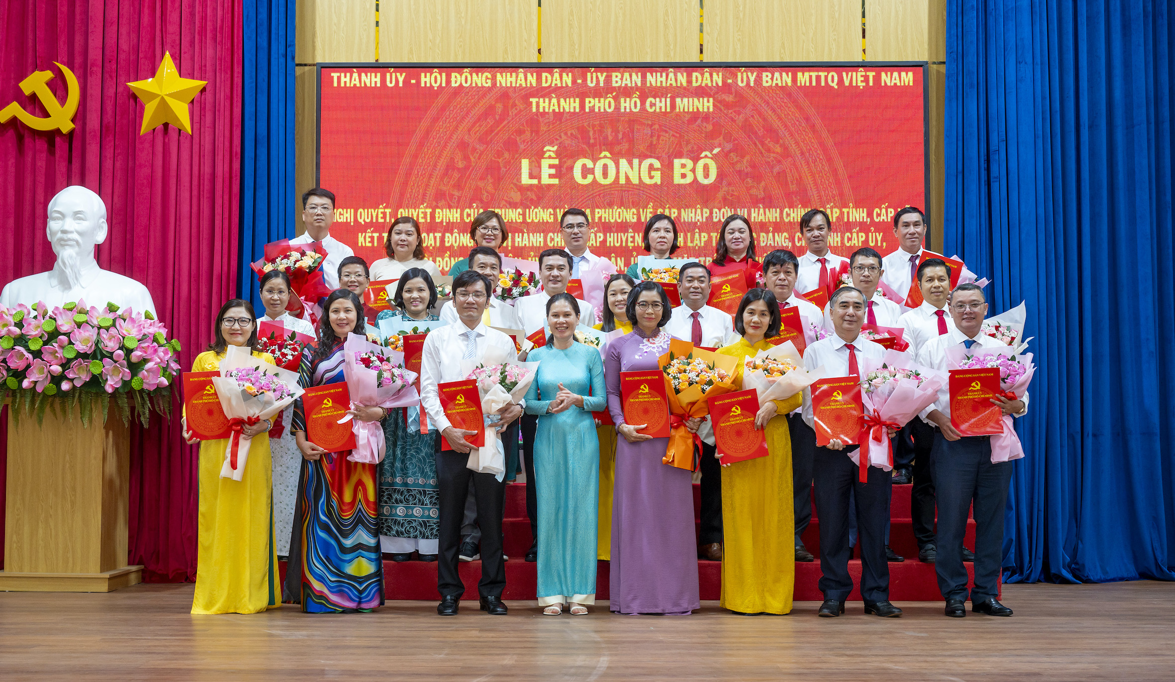 Đại diện lãnh đạo Ban Nội chính Tỉnh ủy trao Quyết định và tặng hoa các ủy viên Ban Chấp hành Đảng bộ phường Vũng Tàu.