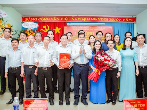 Ông Bùi Chí Tình, Phó Giám đốc Sở Y tế trao Quyết địnhủa Ban Chấp hành Đảng bộ tỉnh về chỉ định nhân sự Ban Chấp hành, Ban Thường vụ Đảng ủy xã Bàu Lâm.