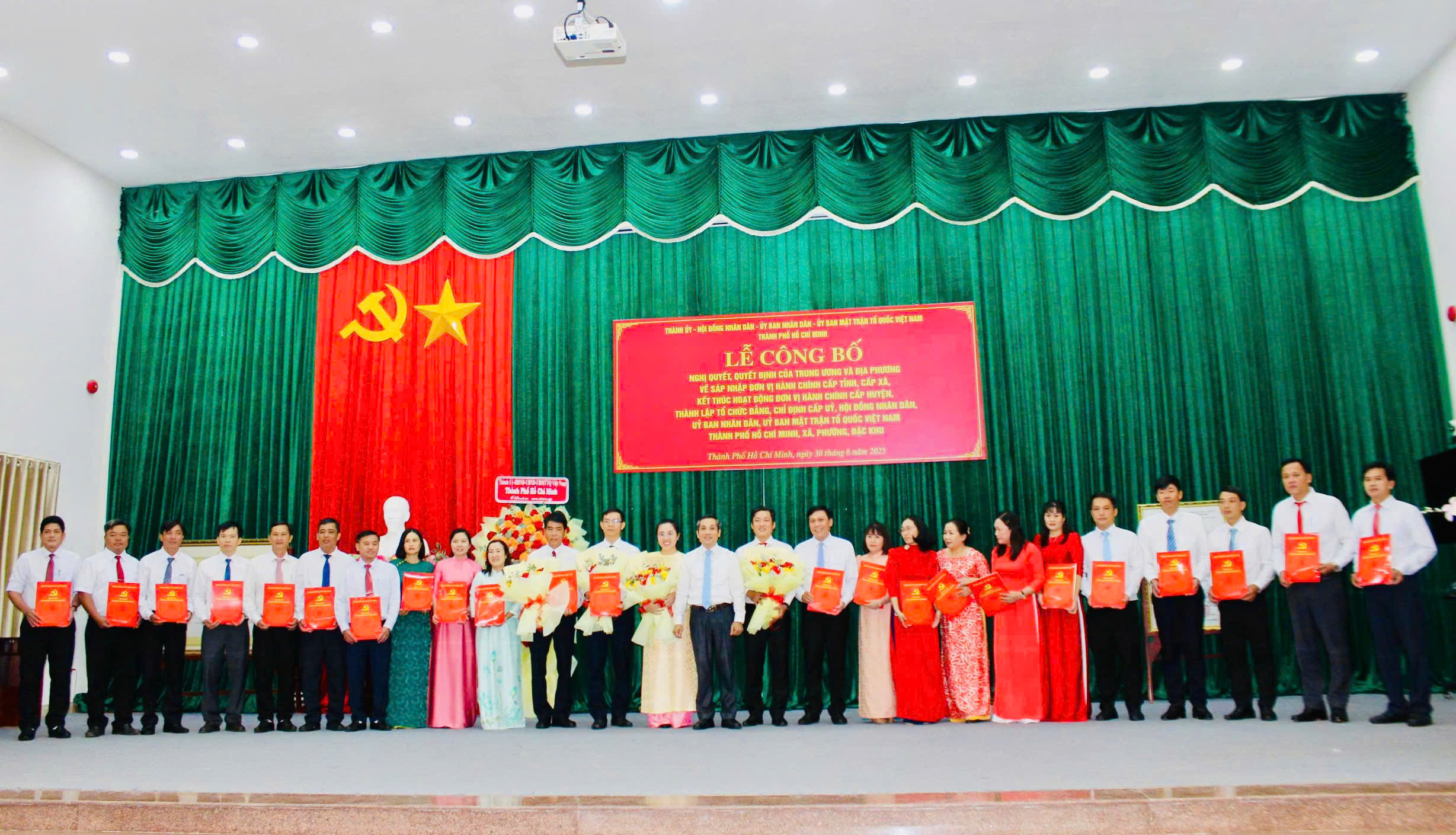 Thay mặt lãnh đạo tỉnh, ông Nguyễn Kế Toại, Phó Giám đốc Sở GD-ĐT trao Quyết định của Ban Chấp hành Đảng bộ tỉnh về chỉ định nhân sự Ban Chấp hành, Ban Thường vụ Đảng uỷ xã Kim Long.
