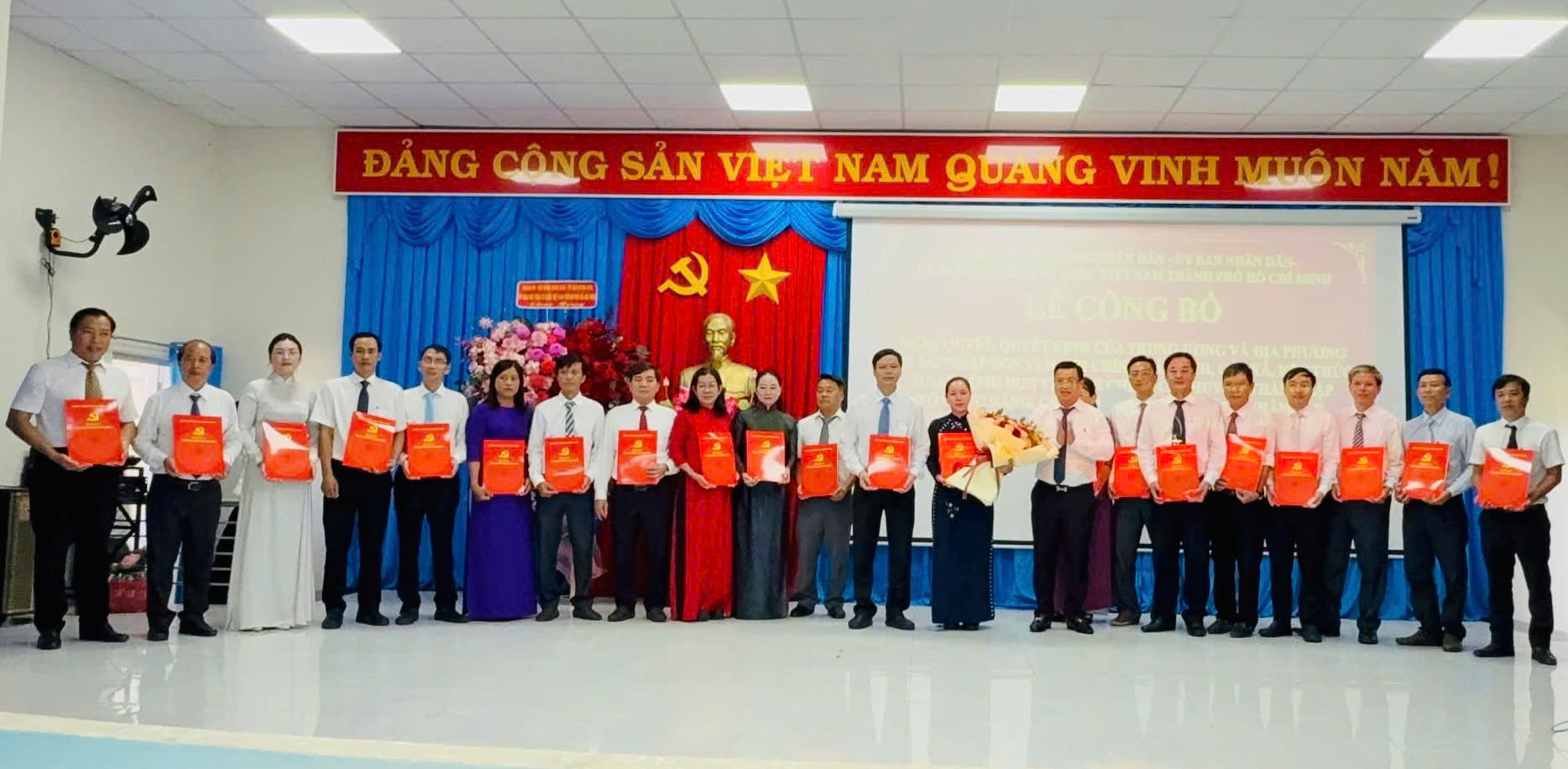 Ông Nguyễn Thành Trung, Phó Giám đốc Sở Tài chính trao Quyết định của Ban Chấp hành Đảng bộ tỉnh về chỉ định nhân sự Ban Chấp hành, Ban Thường vụ Đảng ủy xã Long Hải.
