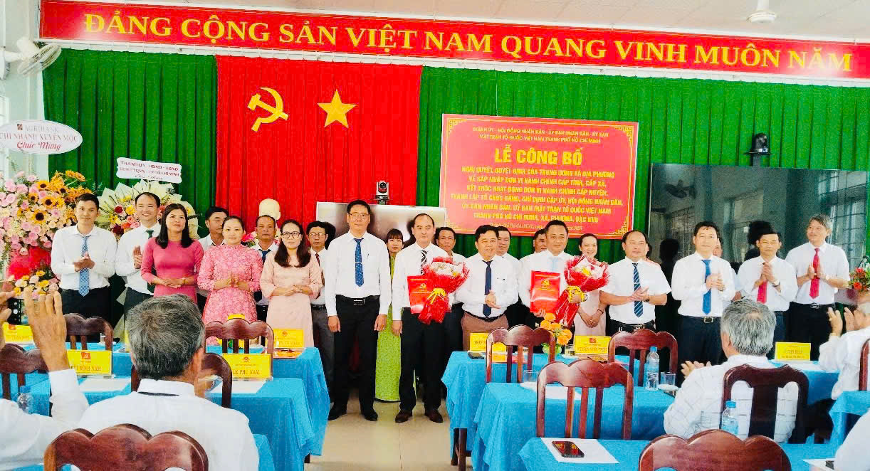 Ông Trần Ngọc Triệu, Phó Giám đốc Sở Y tế trao Quyết địnhcủa Ban Chấp hành Đảng bộ tỉnh về chỉ định nhân sự Ban Chấp hành, Ban Thường vụ Đảng ủy xã Hòa Hiệp.