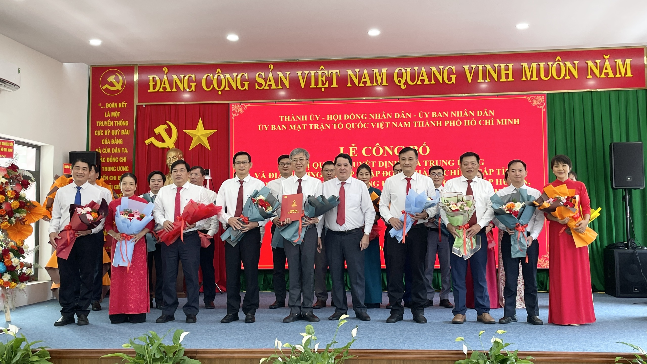 Ông Nguyễn Tấn Phong, Phó Giám đốc Sở Nội vụ trao Quyết định của Ban Chấp hành Đảng bộ tỉnh về chỉ định nhân sự Ban Chấp hành, Ban Thường vụ Đảng ủy đặc khu Côn Đảo.