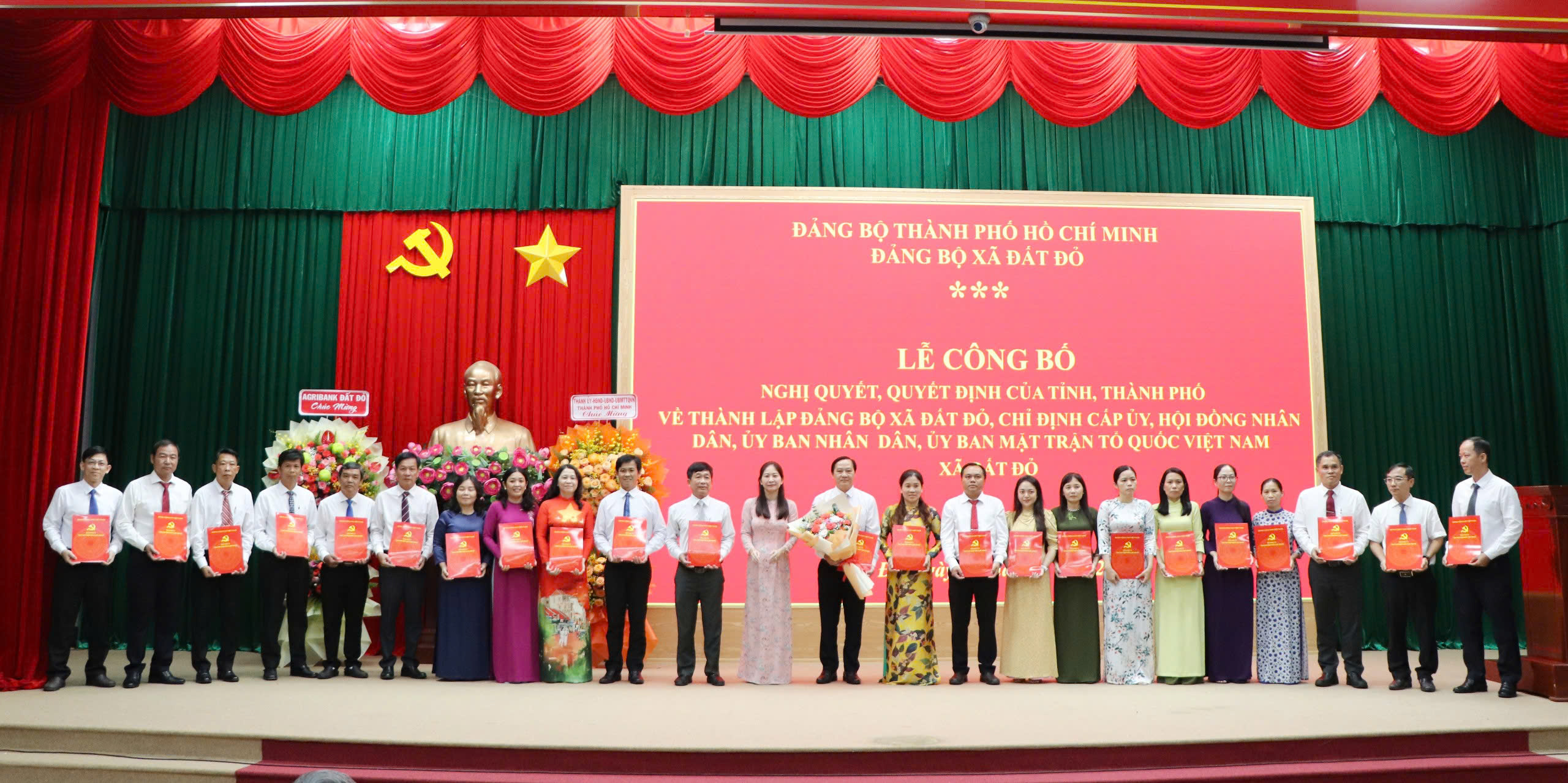 Bà Nguyễn Thị Ngọc Yến, Phó Giám đốc Sở Nội vụ tỉnh trao Quyết định của Ban Chấp hành Đảng bộ tỉnh về chỉ định nhân sự Ban Chấp hành, Ban Thường vụi  Đảng ủy xã Đất Đỏ. Ảnh: MINH THANH
