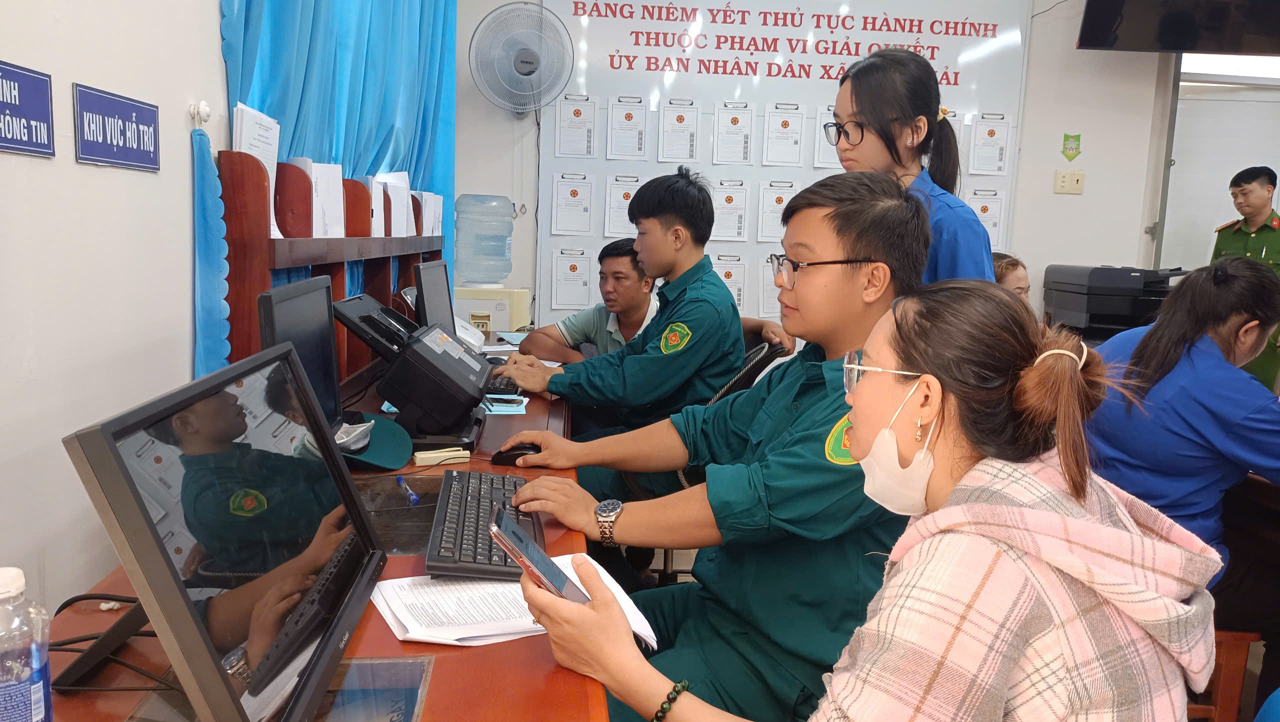 Các xã tăng tốc chuyển đổi số, dịch vụ công phục vụ người dân