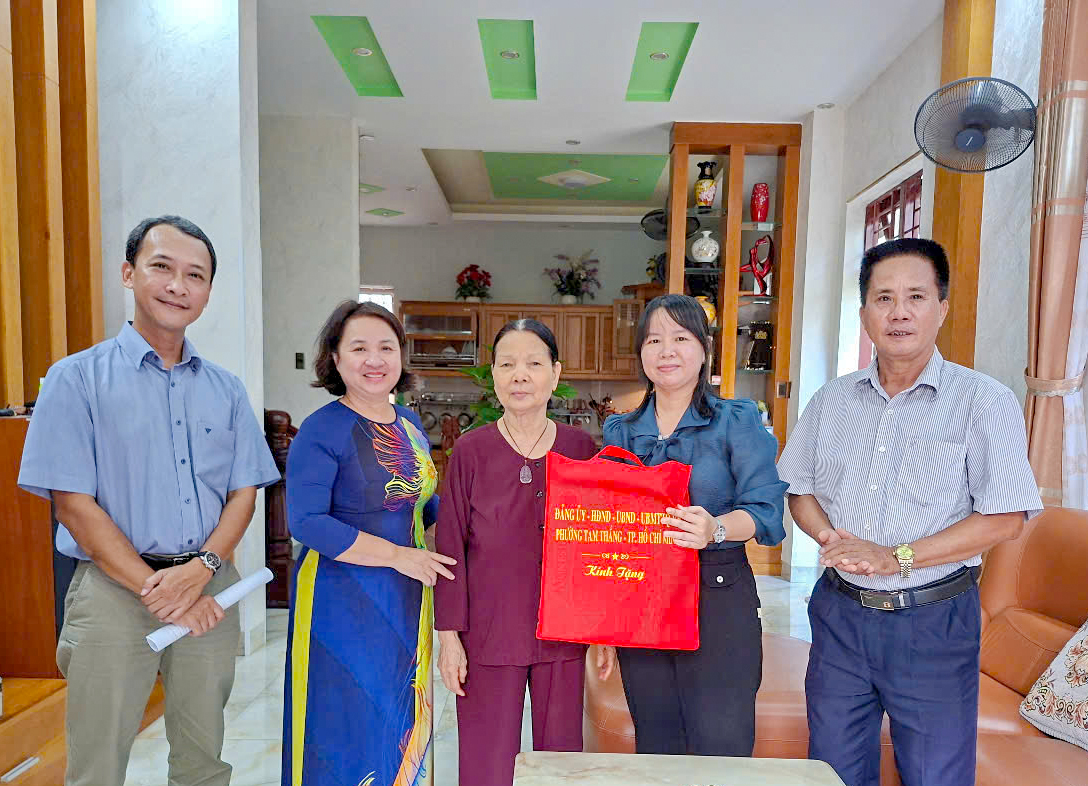 Phường Tam Thắng thăm, tặng quà gia đình chính sách, người có công