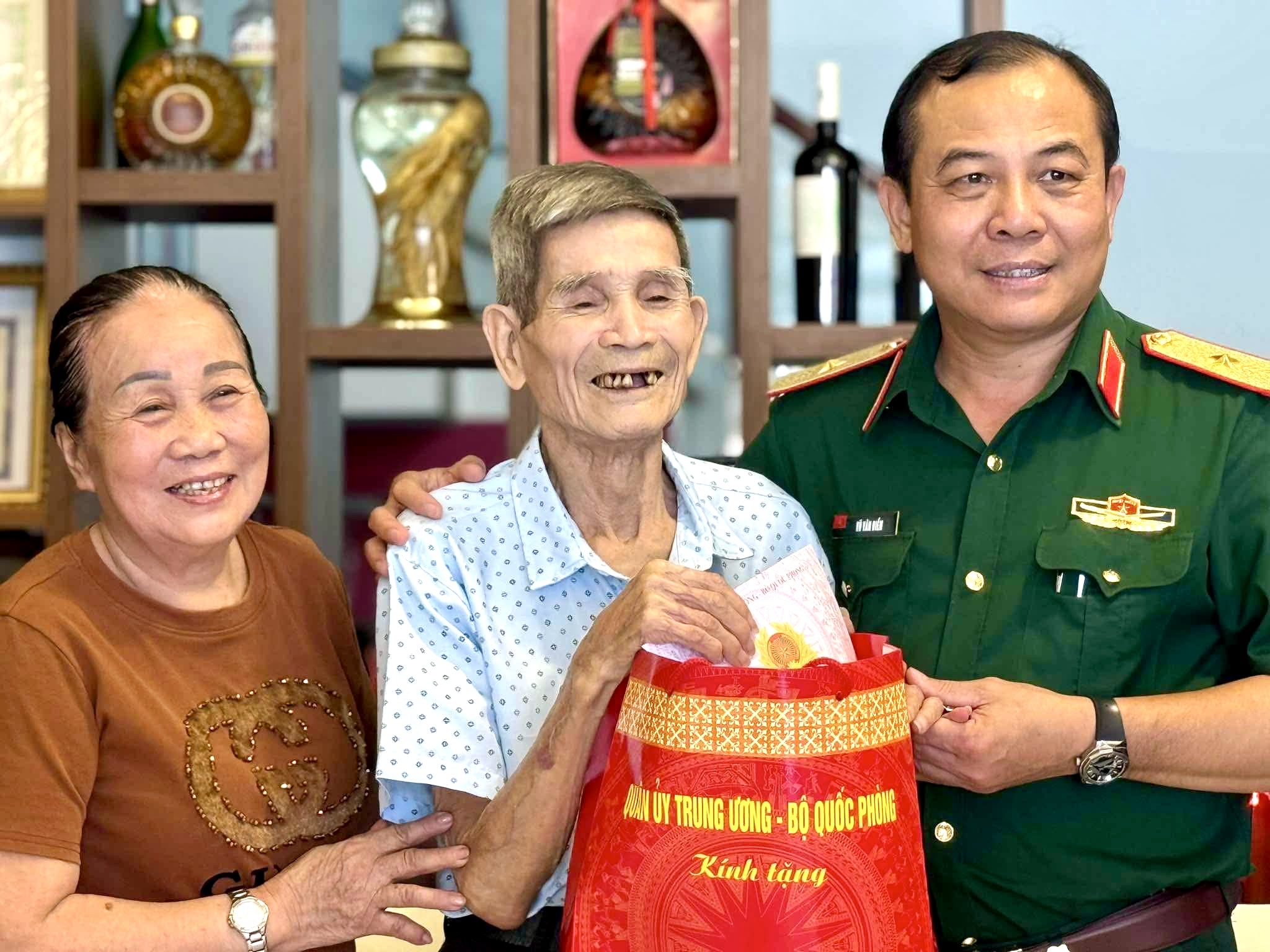 Bộ Tư lệnh Thành phố Hồ Chí Minh thăm, tặng quà tại Đặc khu Côn Đảo