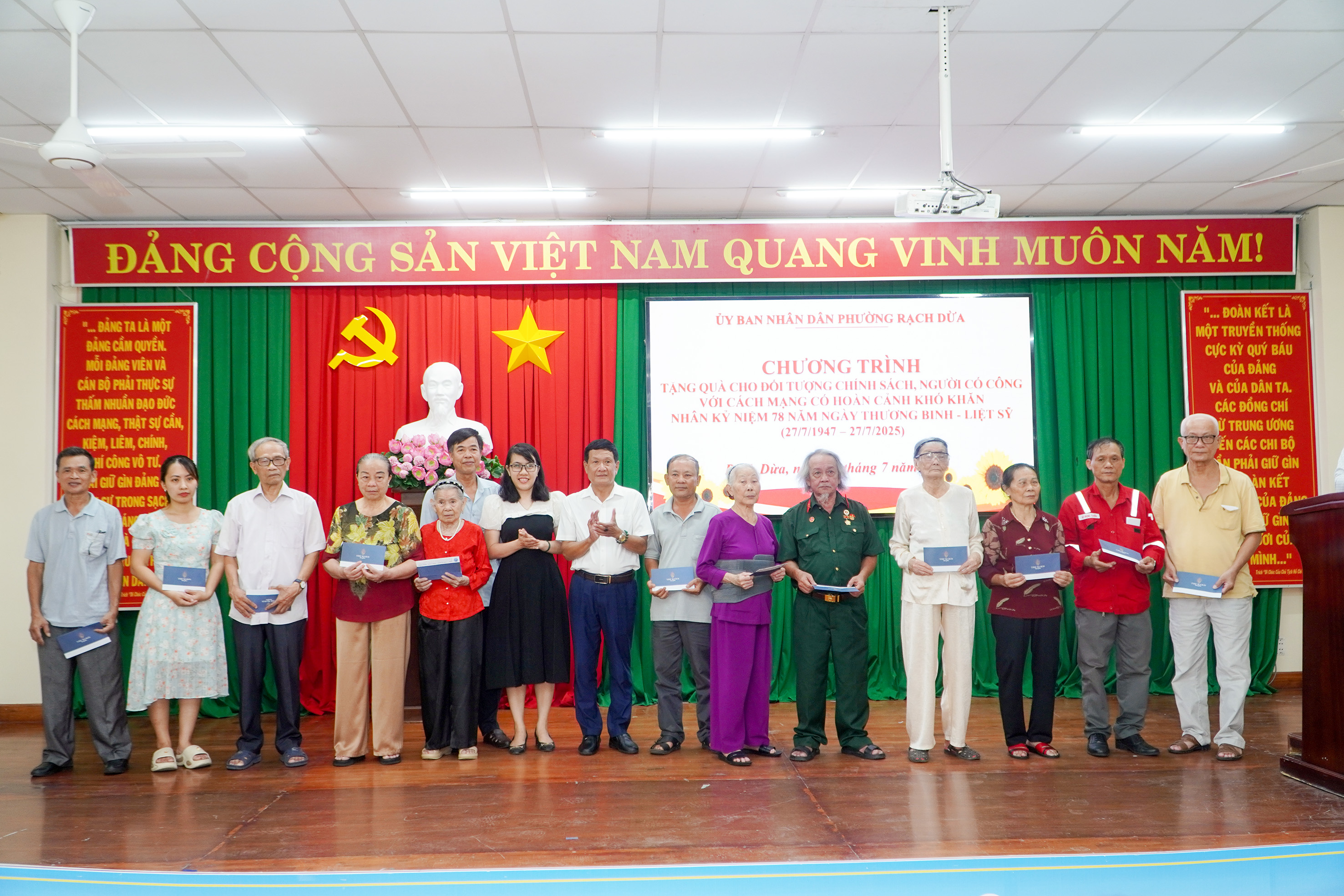 Trao 75 phần quà đến thương binh, người có công, gia đình chính sách