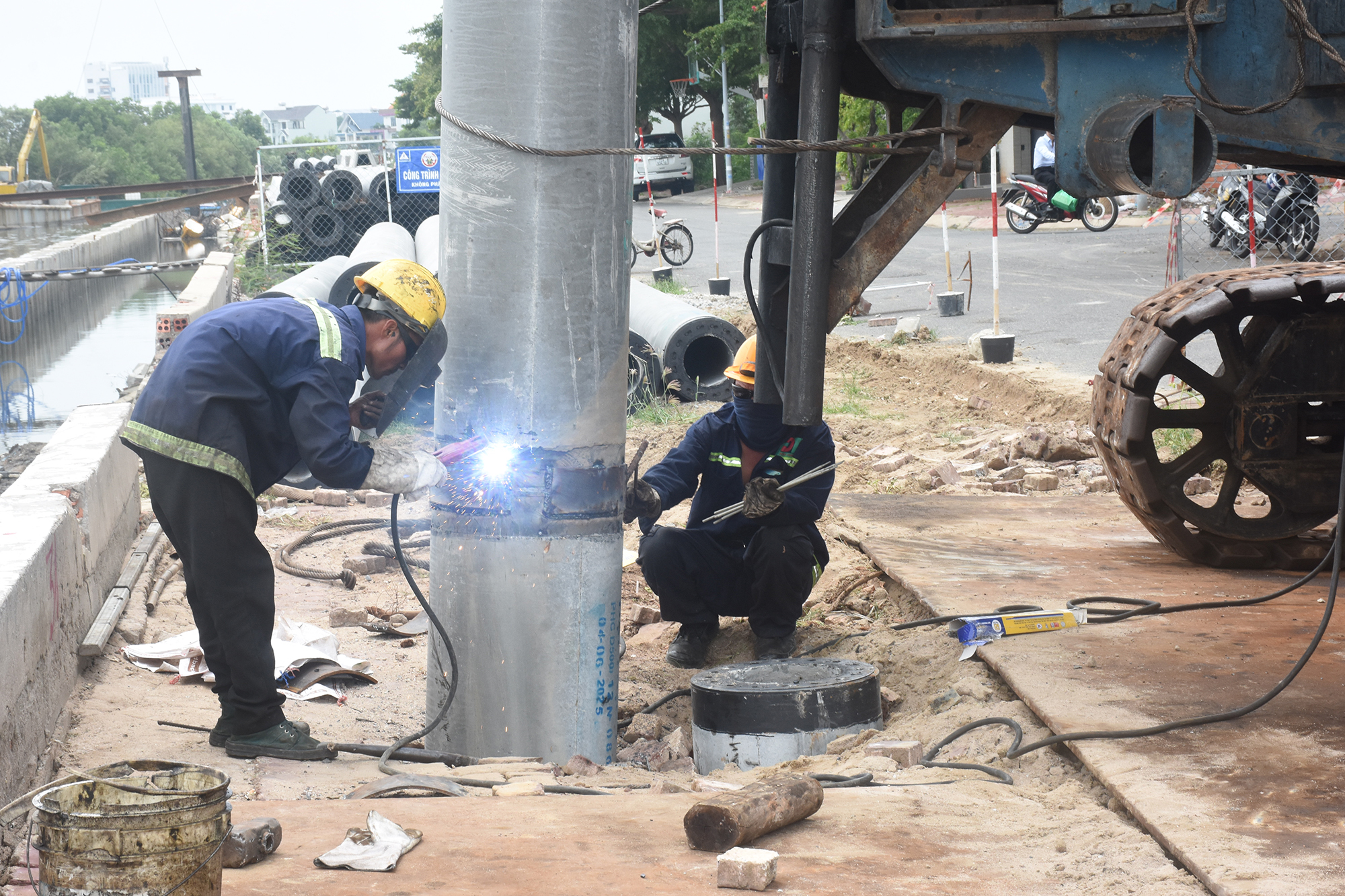 Kiểm tra mức độ rung lắc từ việc thi công dự án nạo vét kênh Bến Đình
