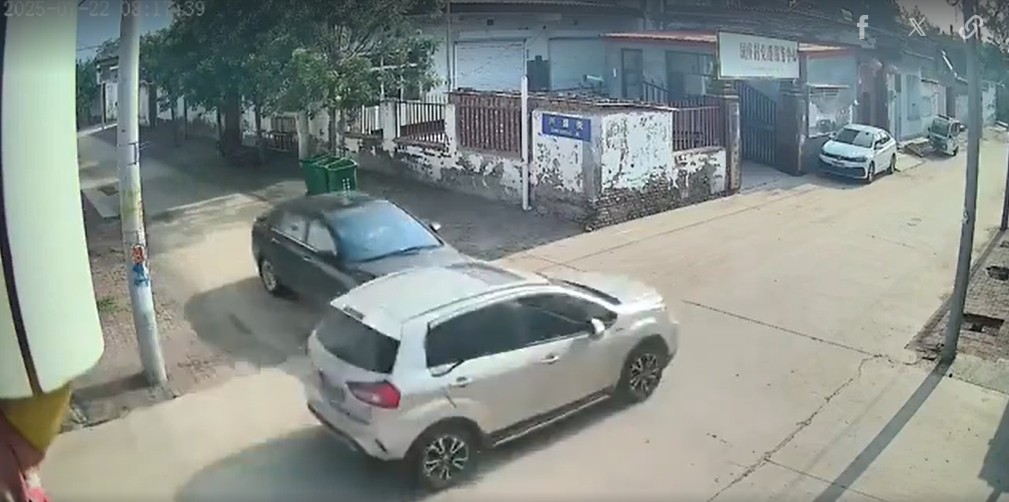 Ôtô bẻ lái siêu thực chui tọt vào cổng sau va chạm